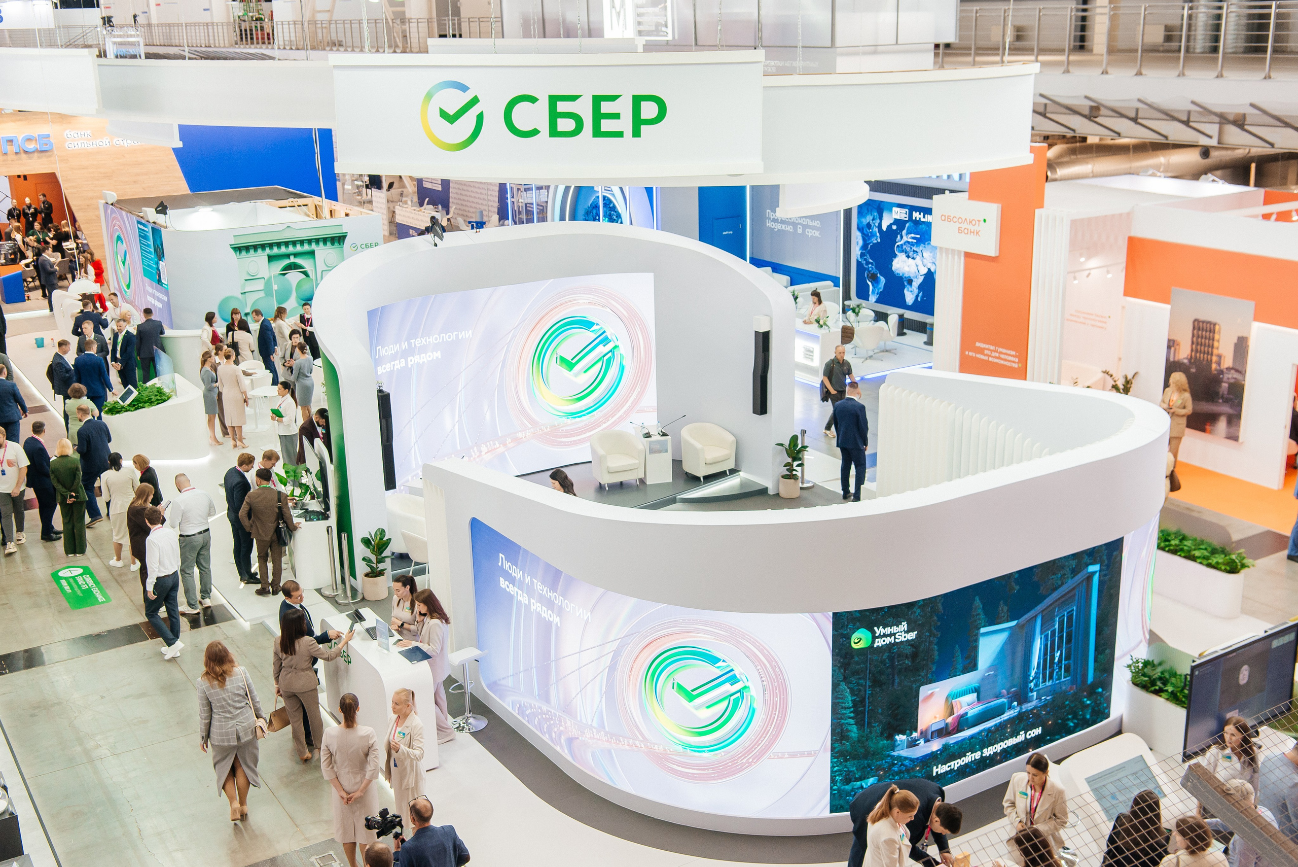 Стенд Сбера на Иннопром 2025. Профессиональный фотограф в Екатеринбурге Ирина Смирнова