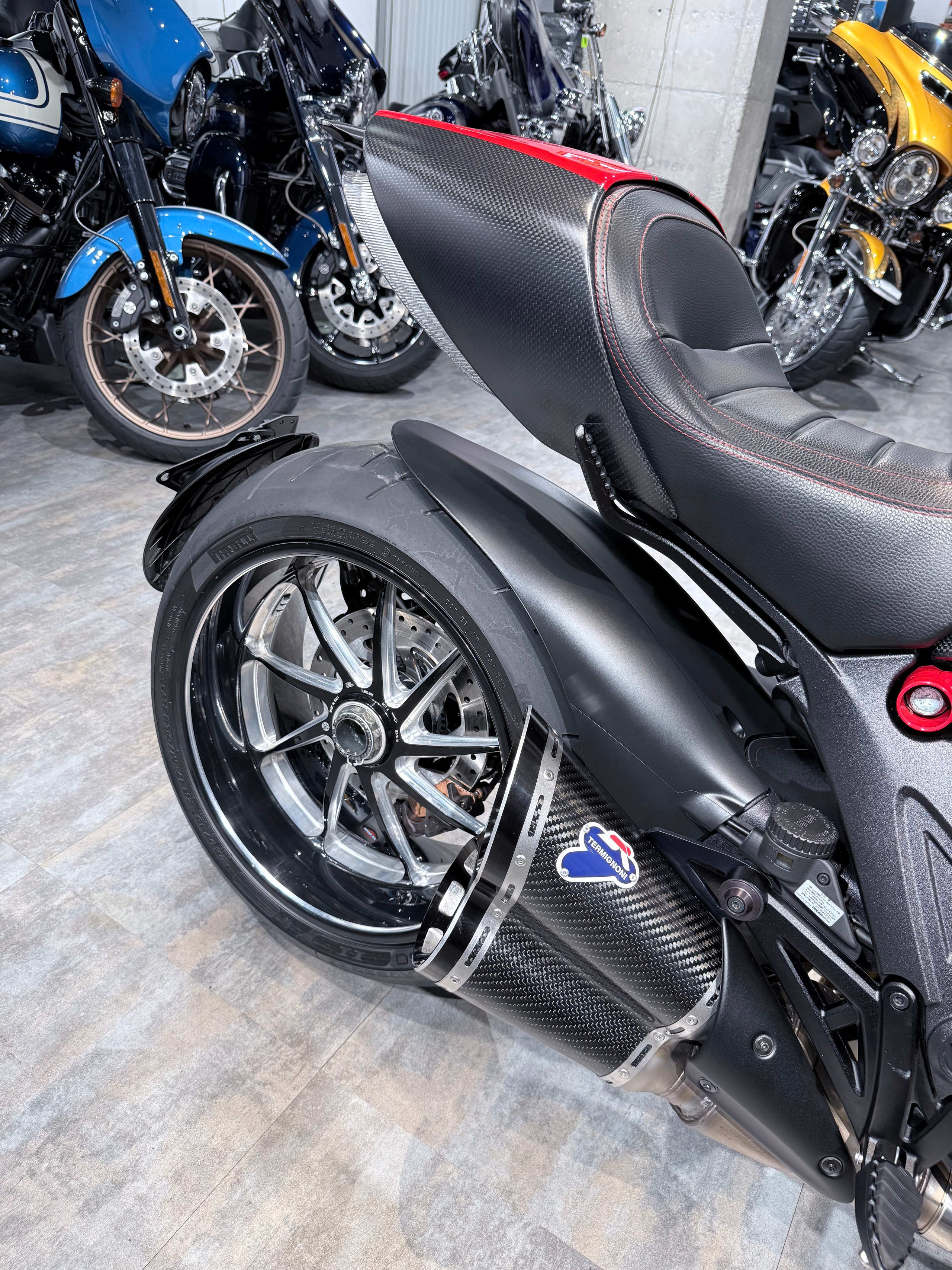Купить 2016 Ducati Diavel Red Carbon — подробнее на сайте. Hello Davidson, Москва. Только хорошие мотоциклы…