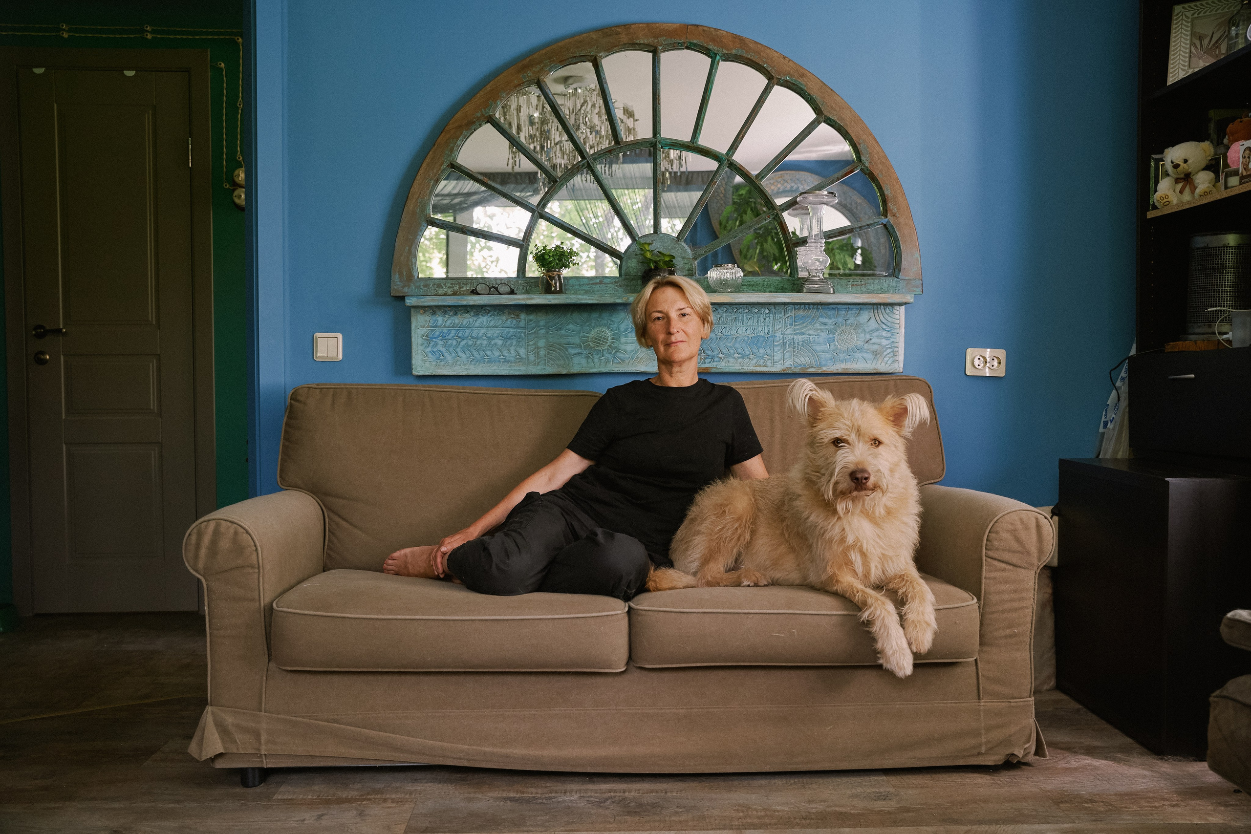 Вика и Рони. Санкт-Петербург, 2024. Вика увидела Рони в новостях из Мариуполя весной 2022 года — волонтеры вывозили собак с территории боевых действий. Она написала в приют и собаку привезли в Санкт-Петербург. Рони оказался крупным псом подростком с осколочным ранением в плече. Следующие полгода Вика почти не спала, потому что гулять они могли только ночью и очень рано утром. Временами Рони был настолько агрессивным, что Вика в какой-то момент стала его бояться. Она обращалась к разным кинологам, но никто не смог ей помочь. Помогли только время, забота и терпение. Сейчас Вика понимает, о чем Рони думает по микро-движению его ушей