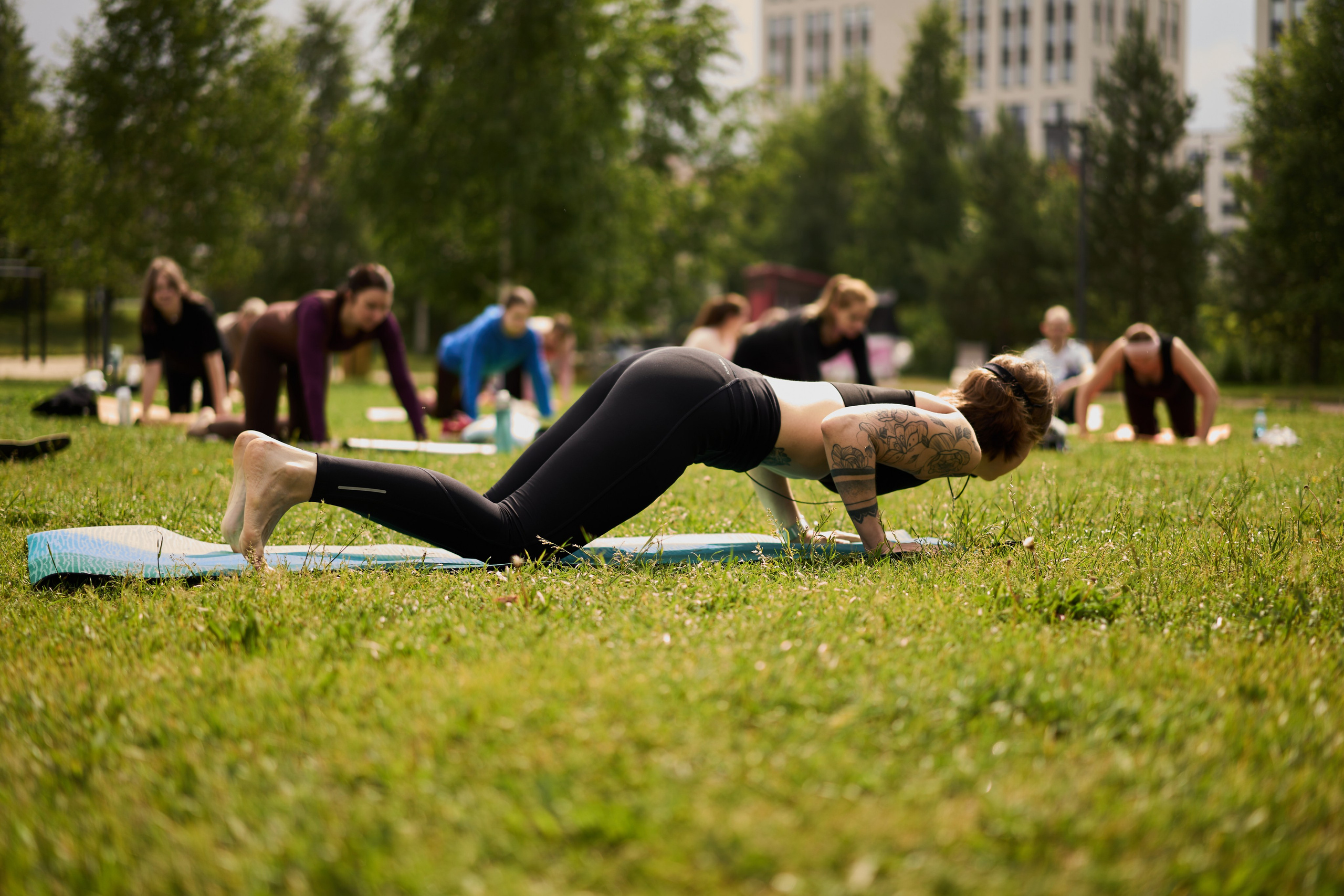 Репортажная съемка занятия йоги в парке. Фотограф Екатеринбург Кокшарова Александра