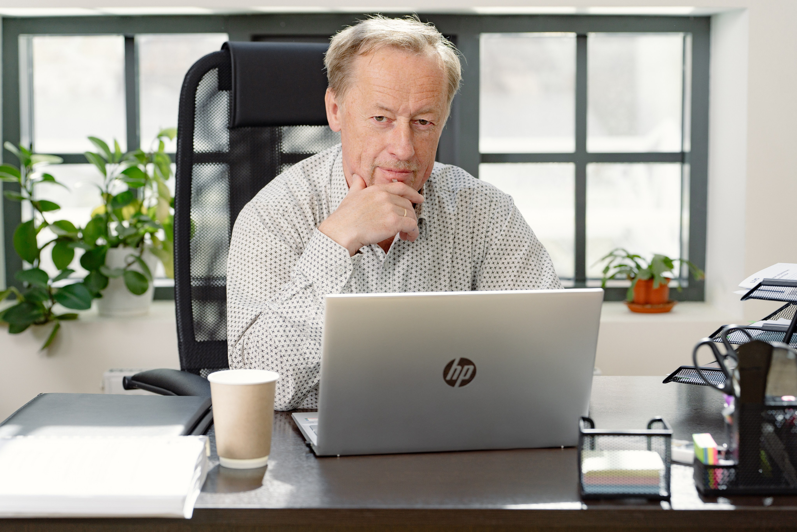 Портреты сотрудников компании в офисе. КОРПОРАТИВНЫЙ, ИМИДЖЕВЫЙ И РЕПОРТАЖНЫЙ ФОТОГРАФ МАКСИМ МЕШ