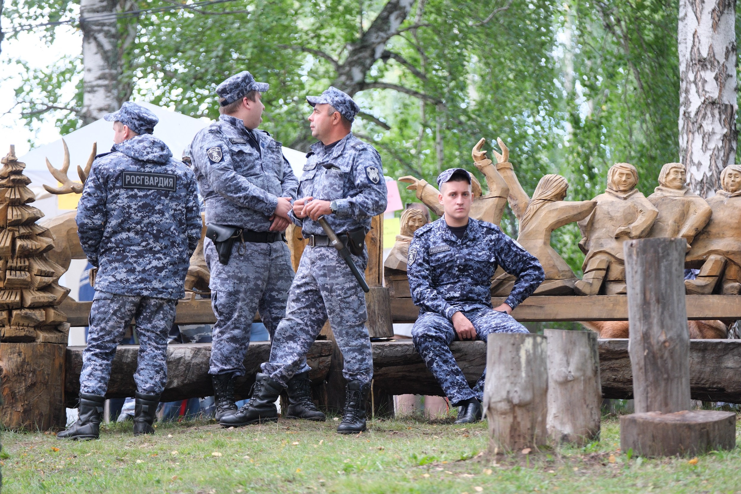 Сотрудники росгвардии на открытии "Праздника топора" - традиционном Томском фестивале ремесленников. 19 августа, 2023. Никита Гольцов / РИА Томск.