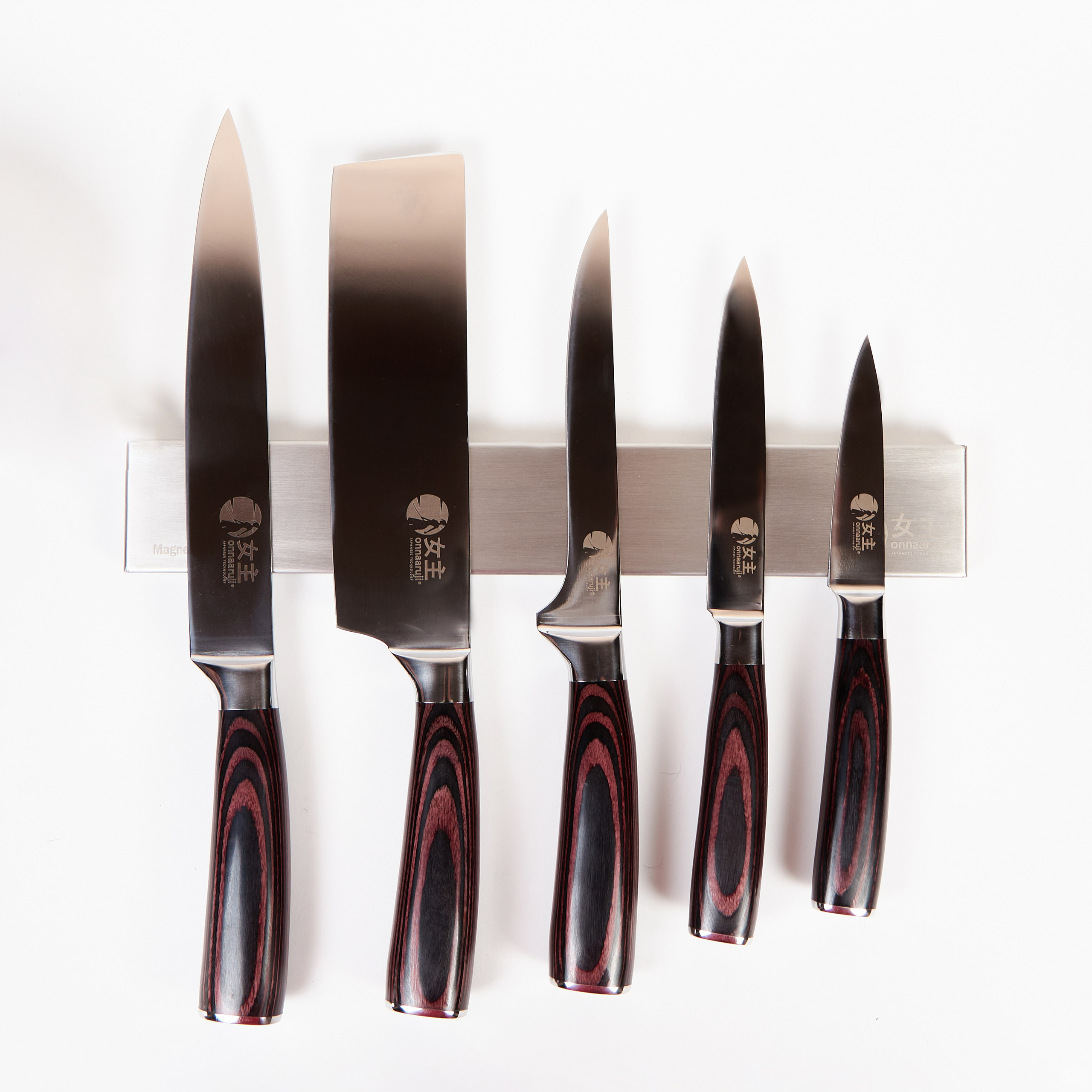 Съёмка группы ножей на магните