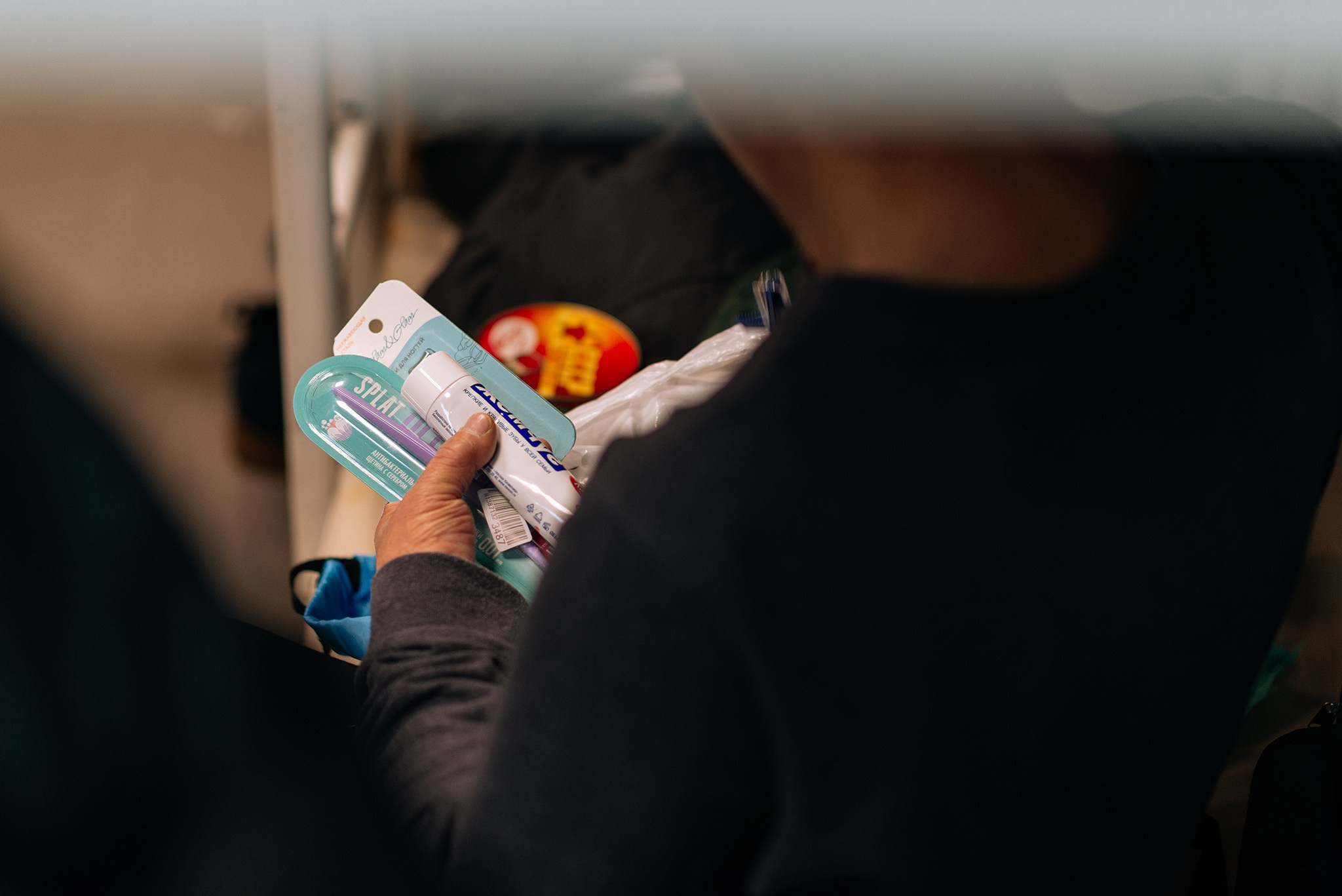 Выдача подарков в Пункте обогрева и Ночном приюте. Репортажный фотограф в Санкт-Петербурге Анастасия Клёпова