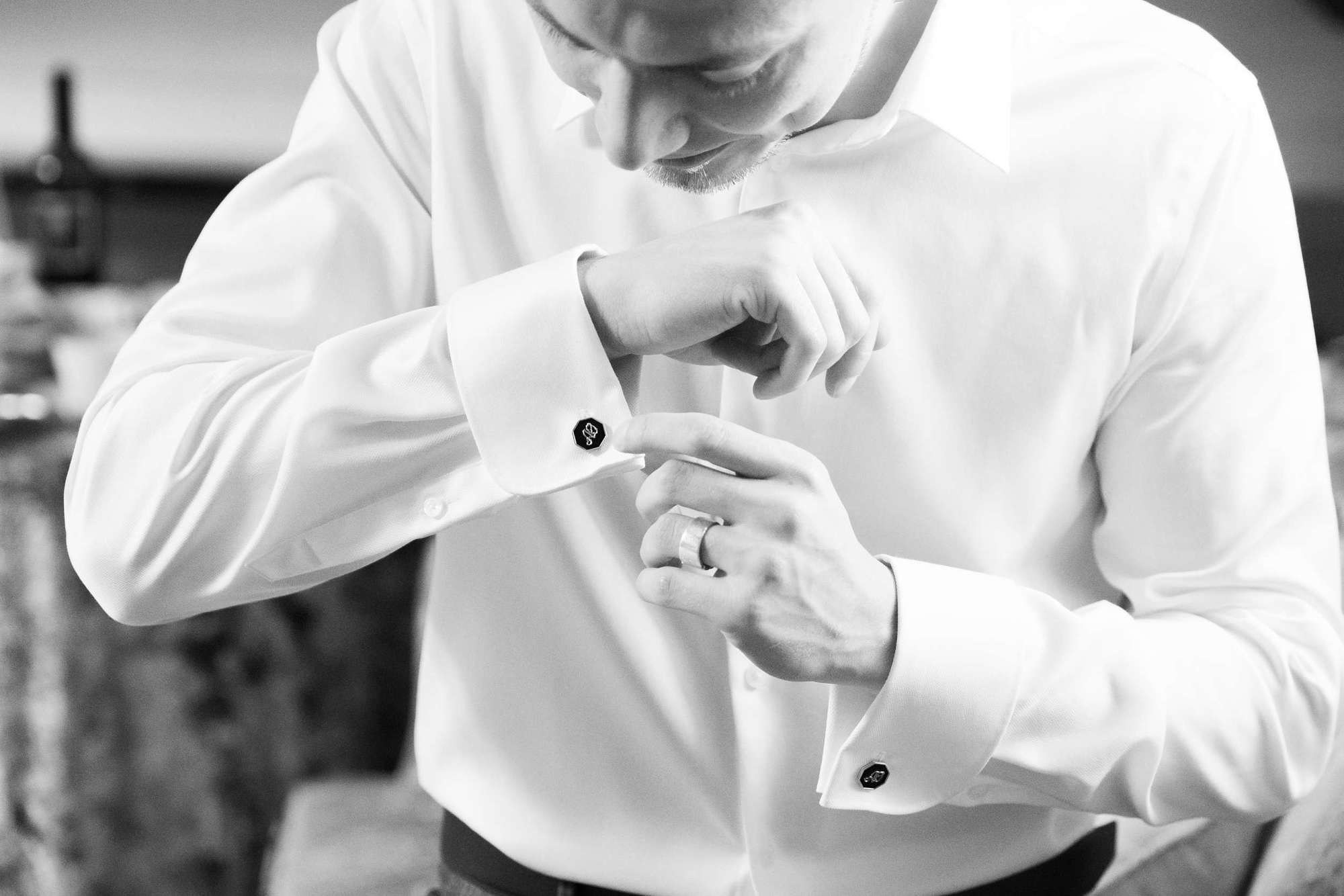 Жених надевает запонки