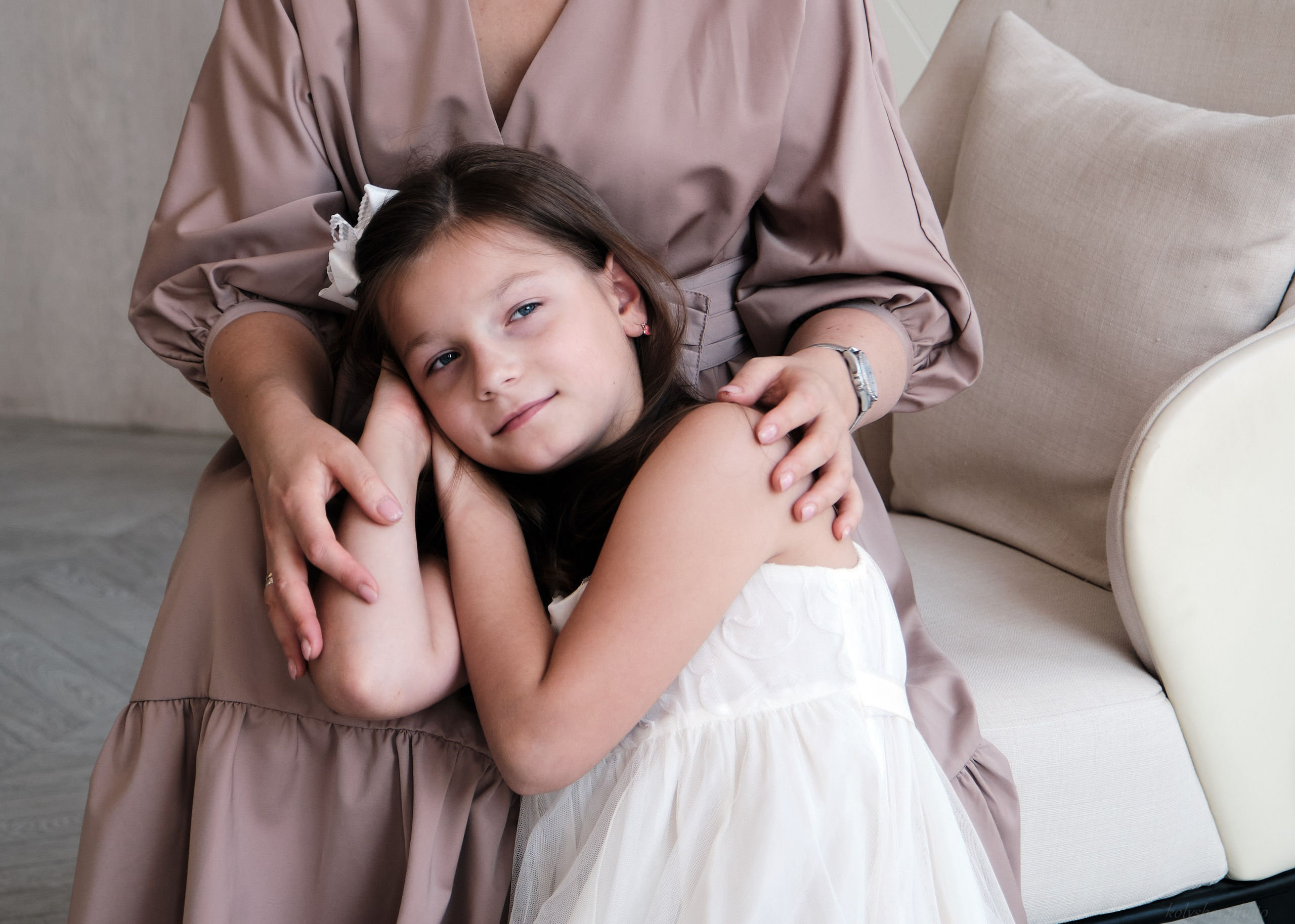 Семейная фотосессия Елена и дочка — светлая семейная съёмка в студии. Портретный фотограф на новый год в Москве Виктория Колышева