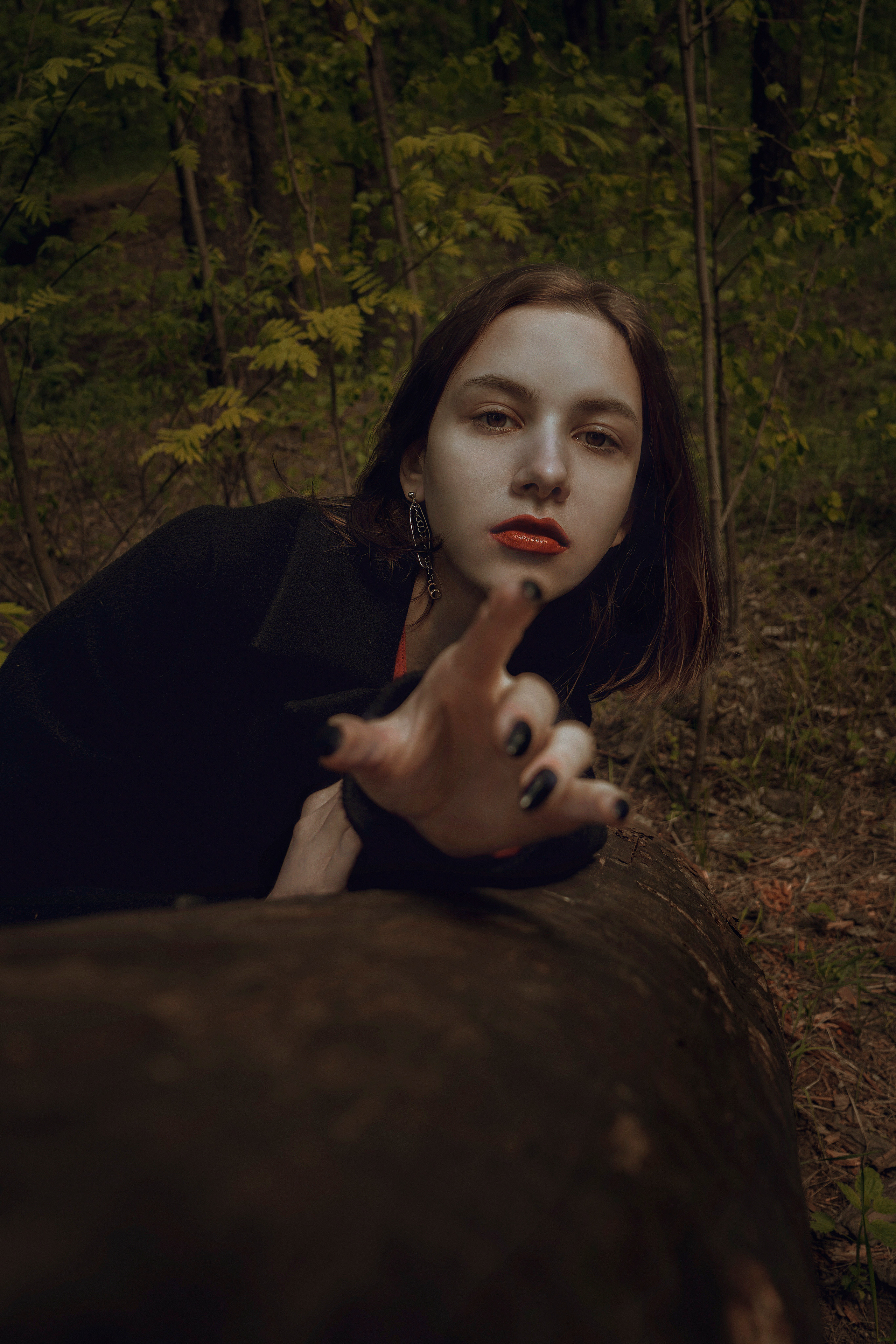 фотосессия девушки в пальто в лесу Питер