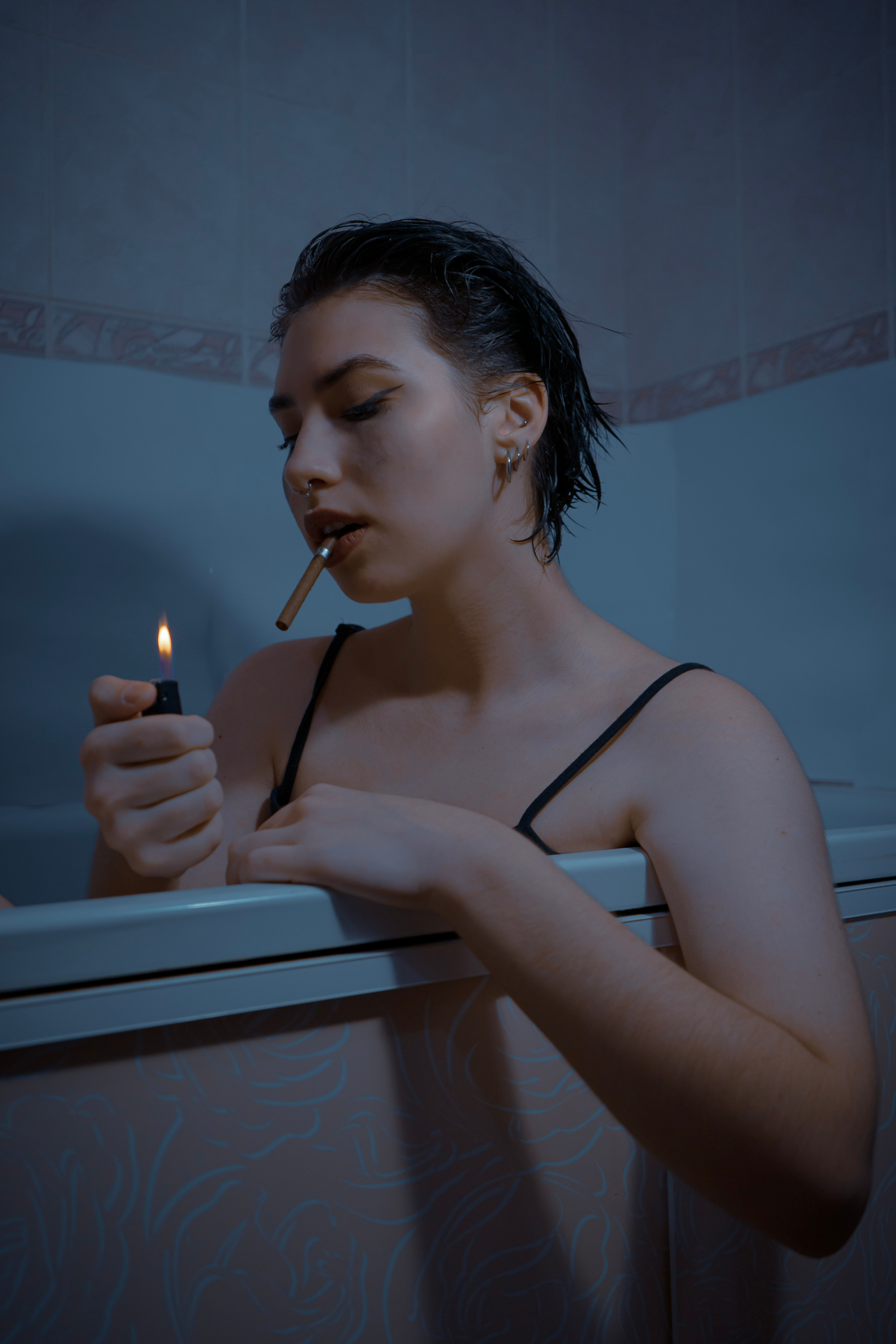 Женская фотосессия в ванной с сигаретой Питер. Портретный фотограф в Санкт-Петербурге Дори Милиева
