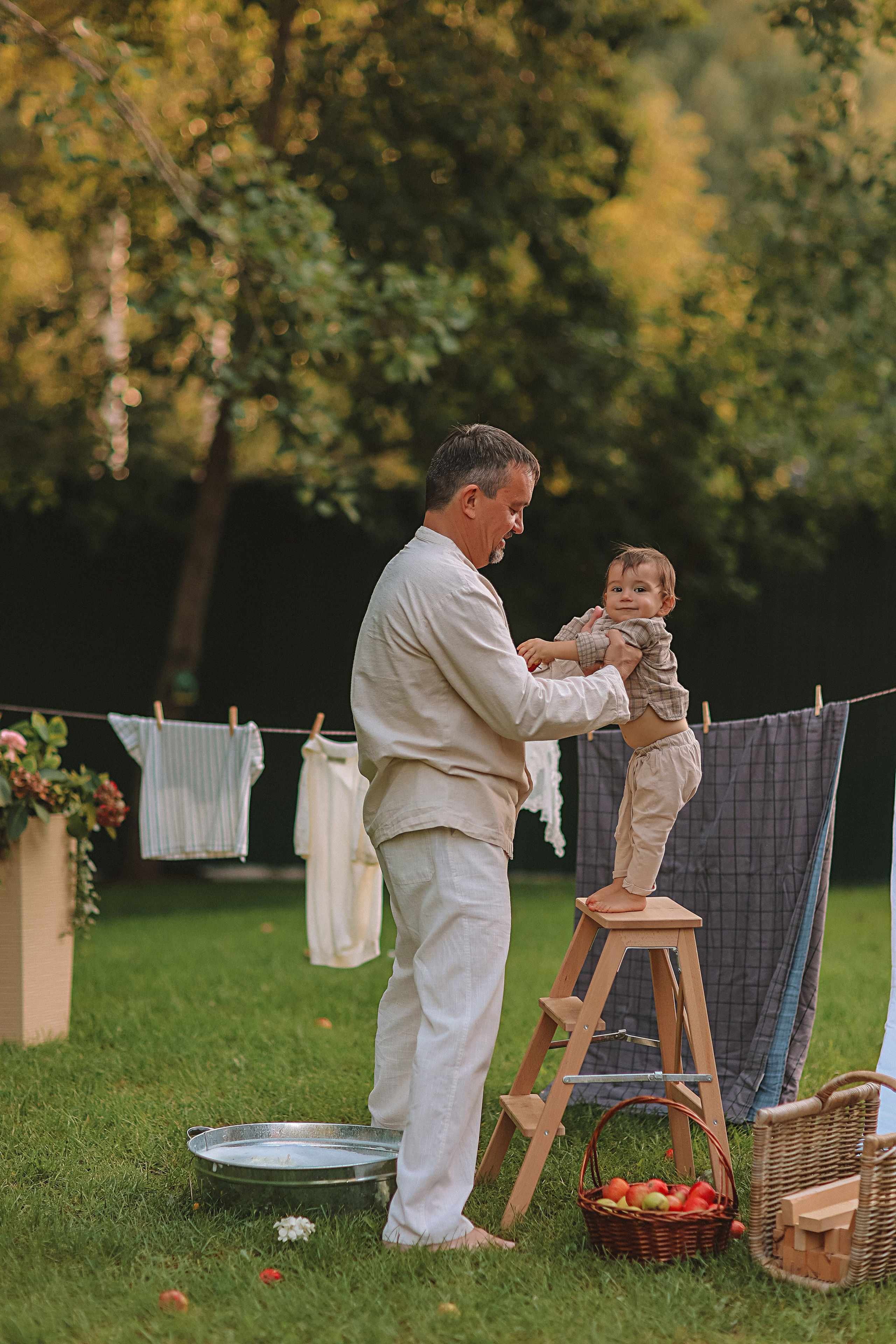Стирка у дома. Семейный фотограф Тюмень, фотограф на роды Салмина Мария