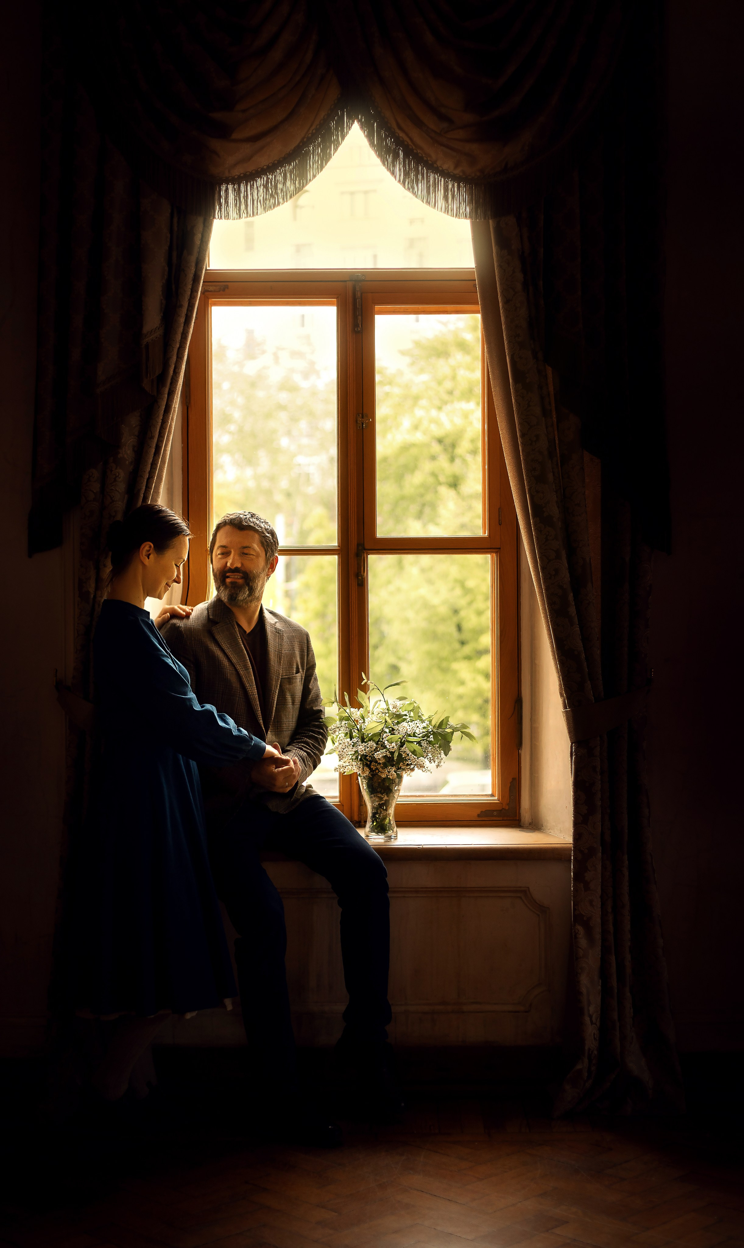 Фотосессия мужчины и женщины в бибилиотеке