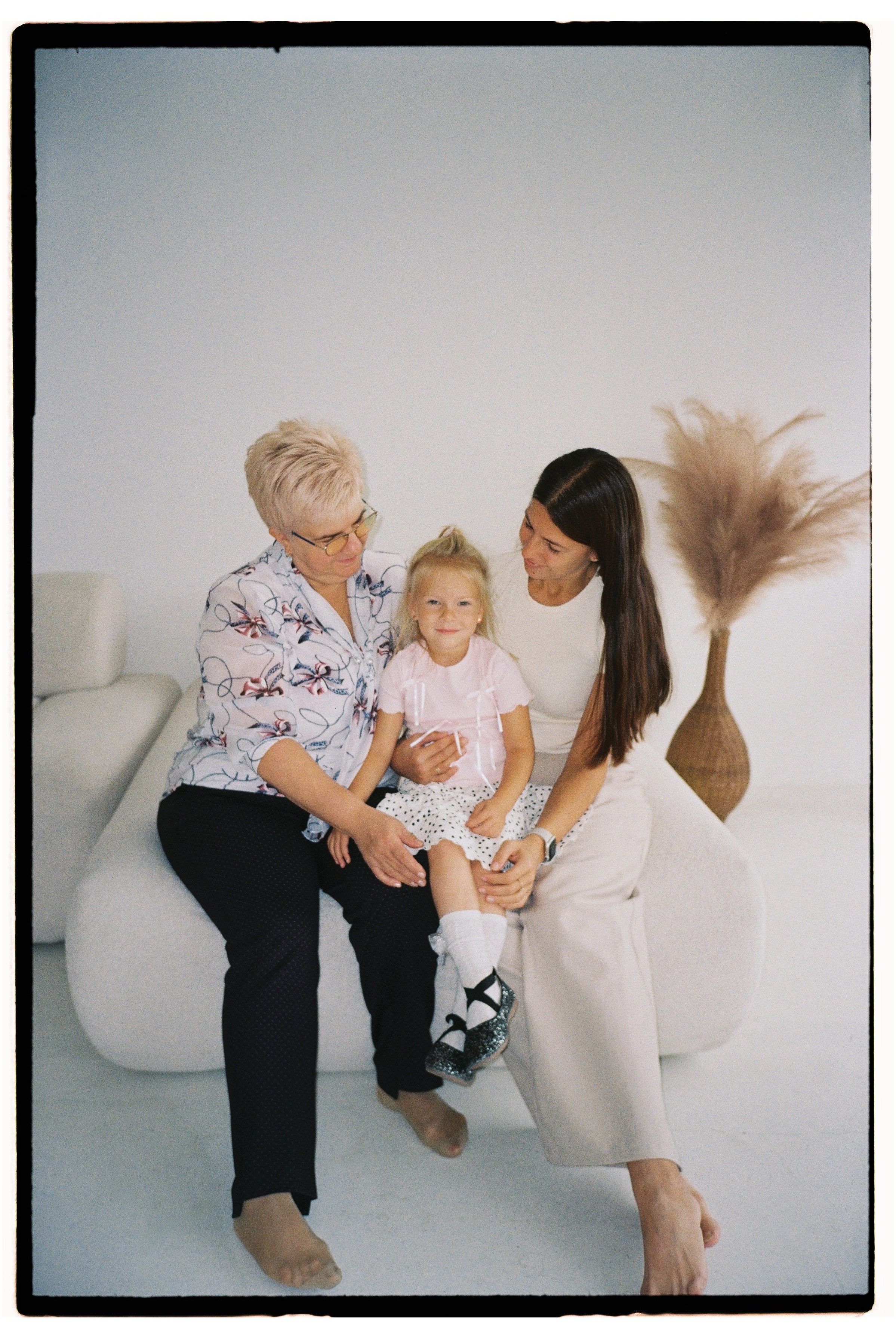 Семейная фотосессия в фотостудии. Сестры Карабаза. Фотографы и ретушеры в Москве и Санкт-Петербурге