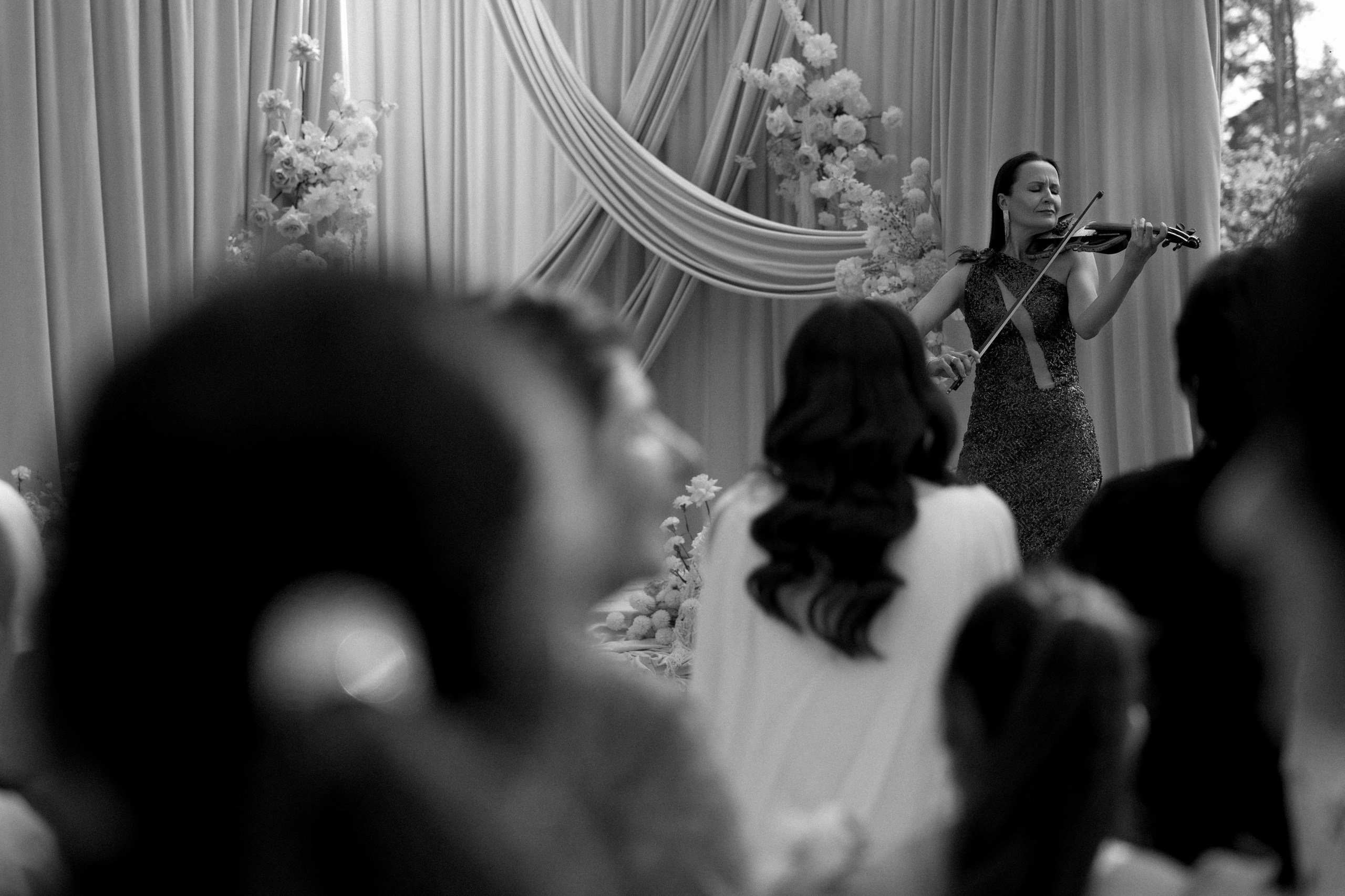 Здравствуйте! Я свадебный фотограф из Ульяновска, работаю в том числе по всей России и с выездом за границу. Снимаю свадьбы, lovestory, корпоративы, светский репортаж. Провожу обучение по фотографии, мастер-классы и воркшопы для других фотографов.