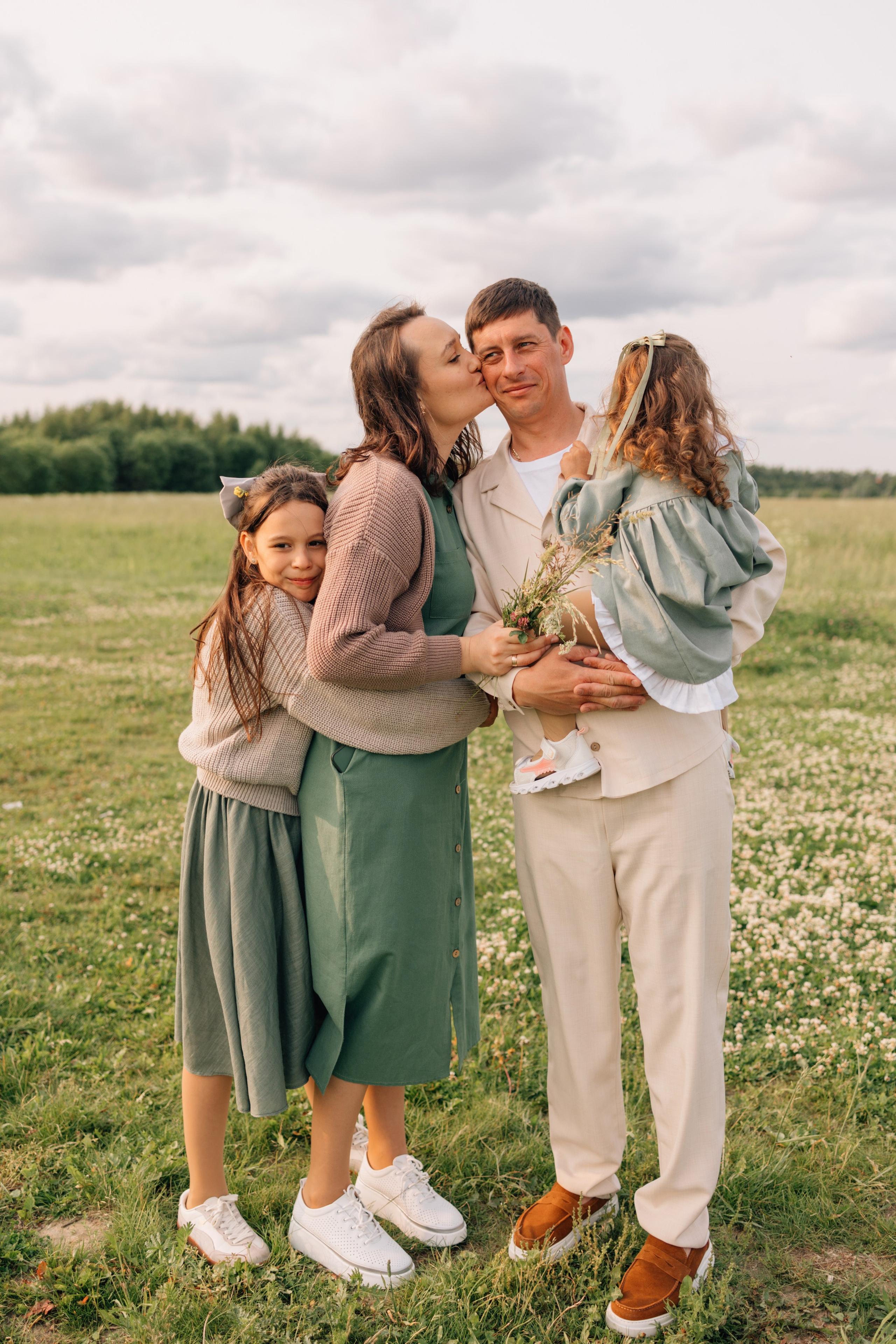 Анна, Марчелло, Настенька и Влада в поле. Фотограф Москва Светлана Кирюшина