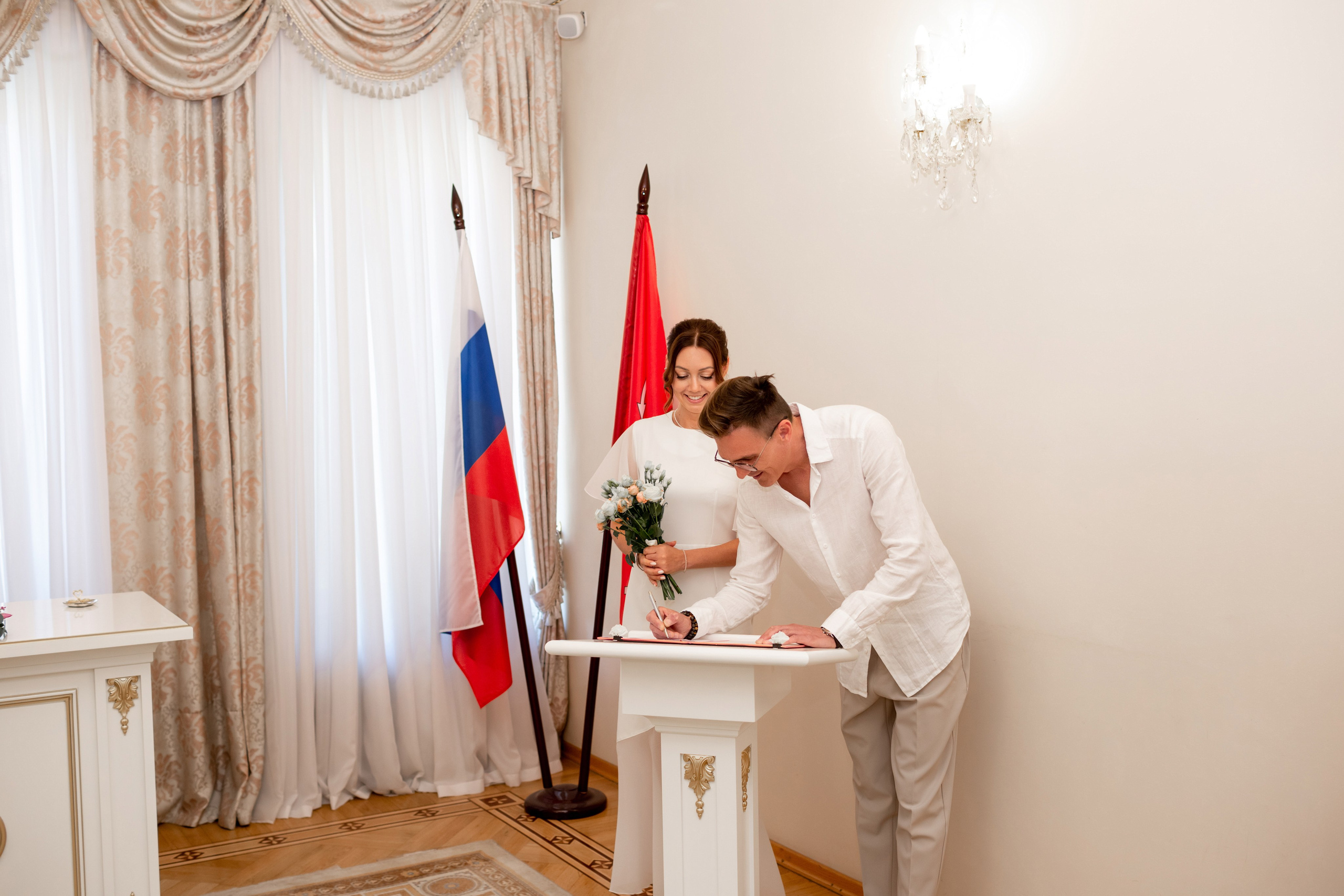 Свадебная фотопрогулка по улицам Петербурга. Свадебный фотограф Кирилл Белый