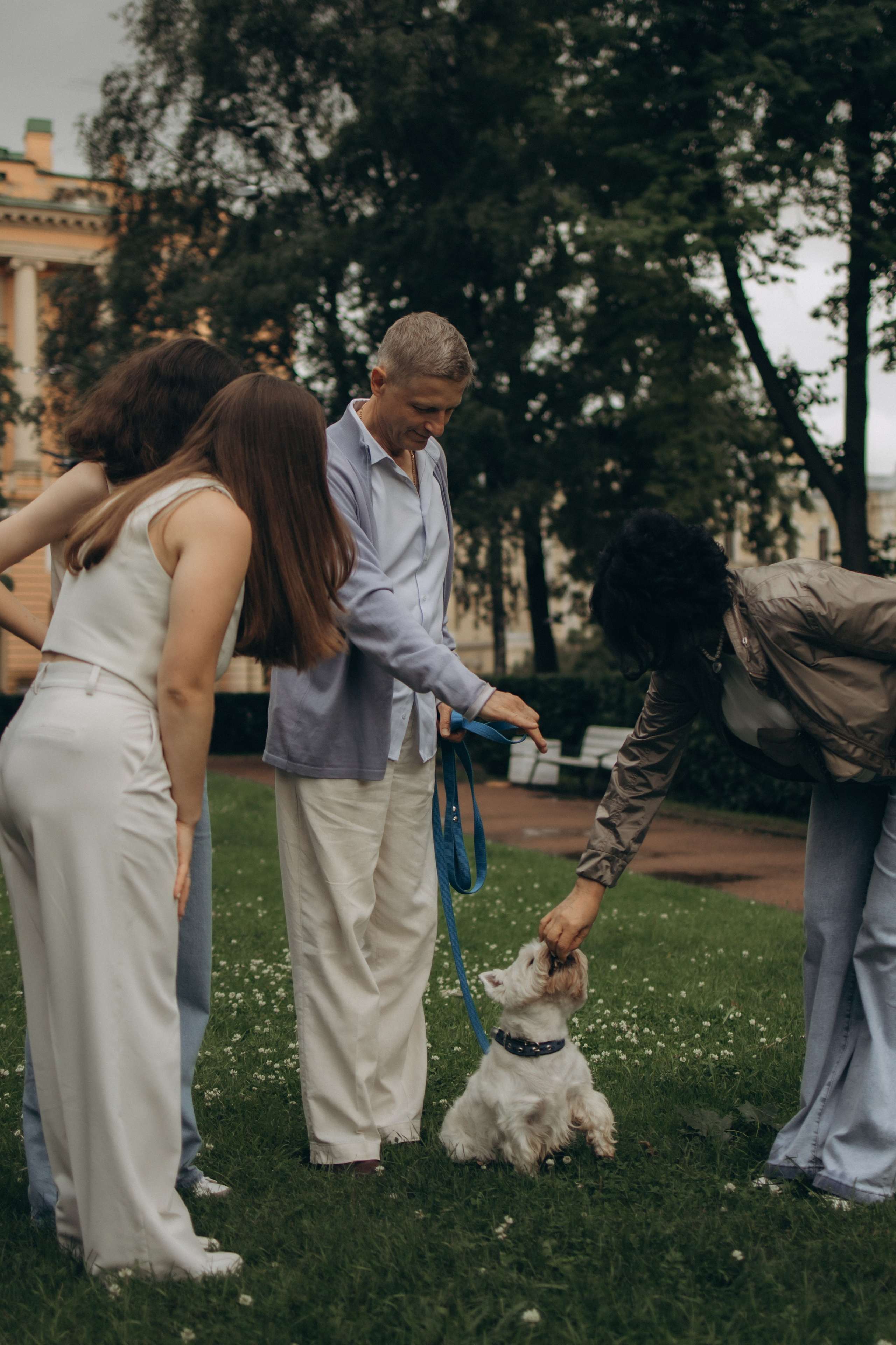 Моника, Мишель, Юлия, Дмитрий и песик Беня. Семейный, домашний, ньюборн фотограф Москва Цветкова Елизавета