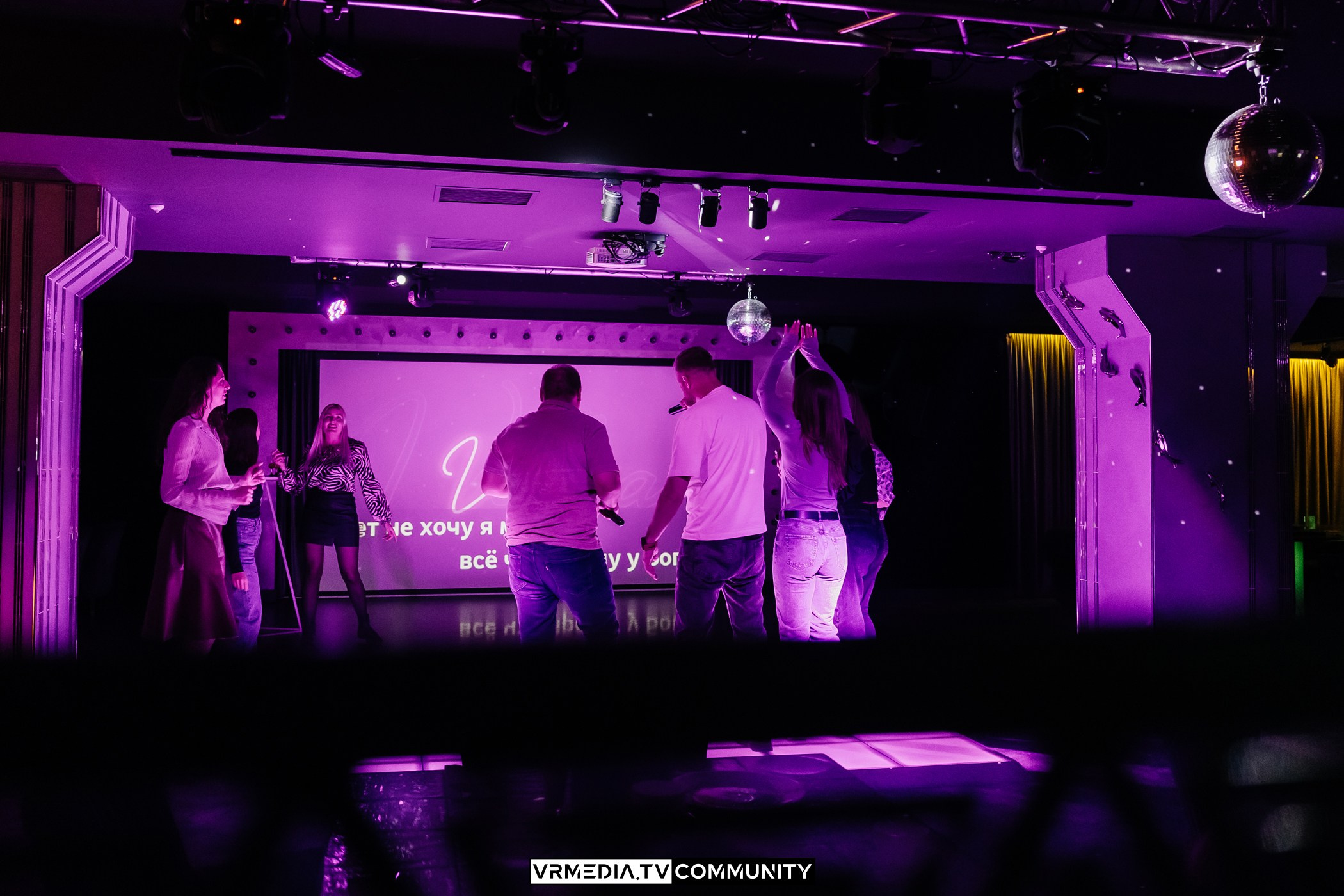 Караоке-бар «Volna»: Мир, труд, май, запевай