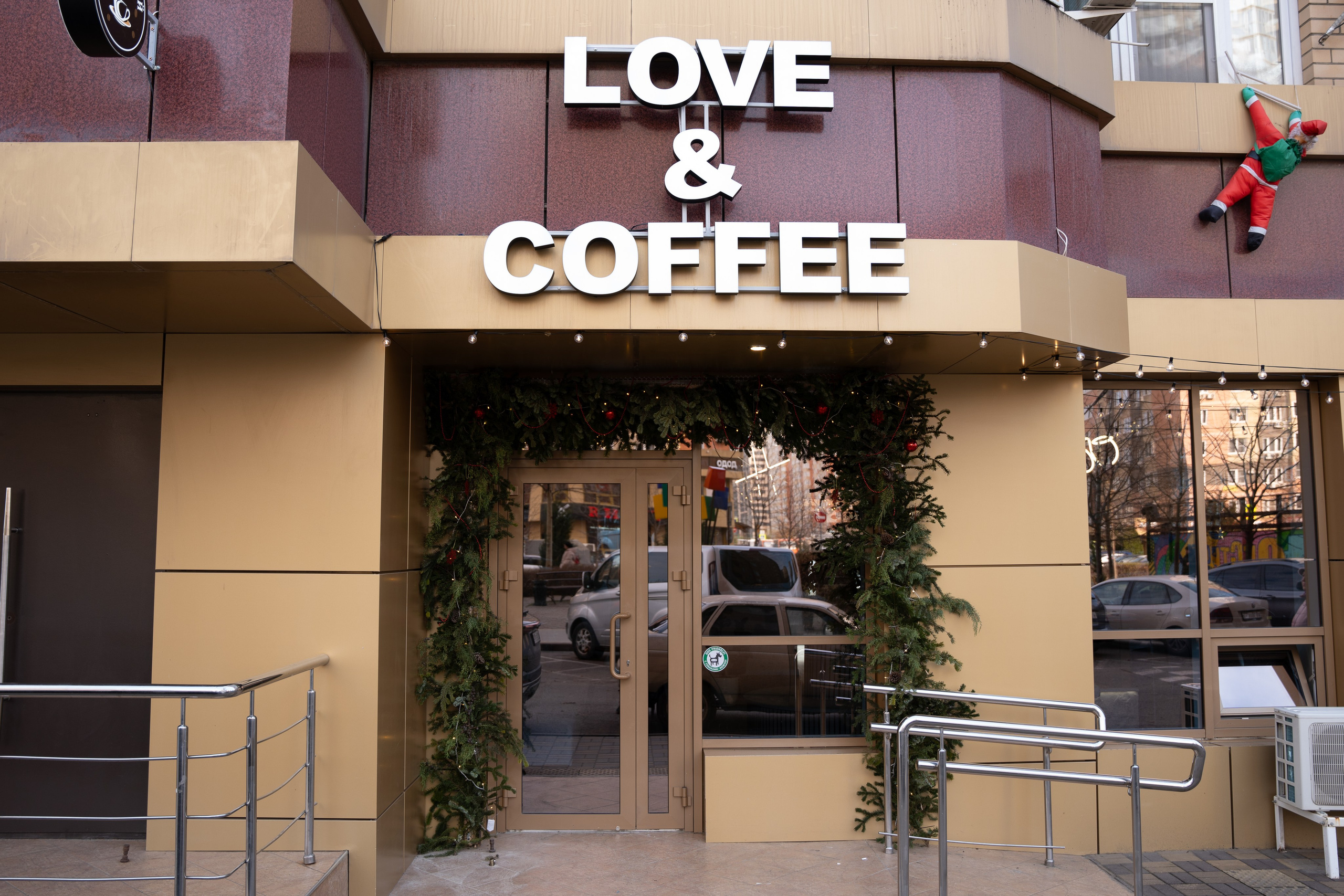 Интерьерная фотосъемка кофейни Love and Coffee — уютное место в Краснодаре Профессиональная фотосъемка интерьера кофейни в Краснодаре — Love. Шедевры для Вас! Фотограф и Видеограф в Краснодаре Пахиев Руслан