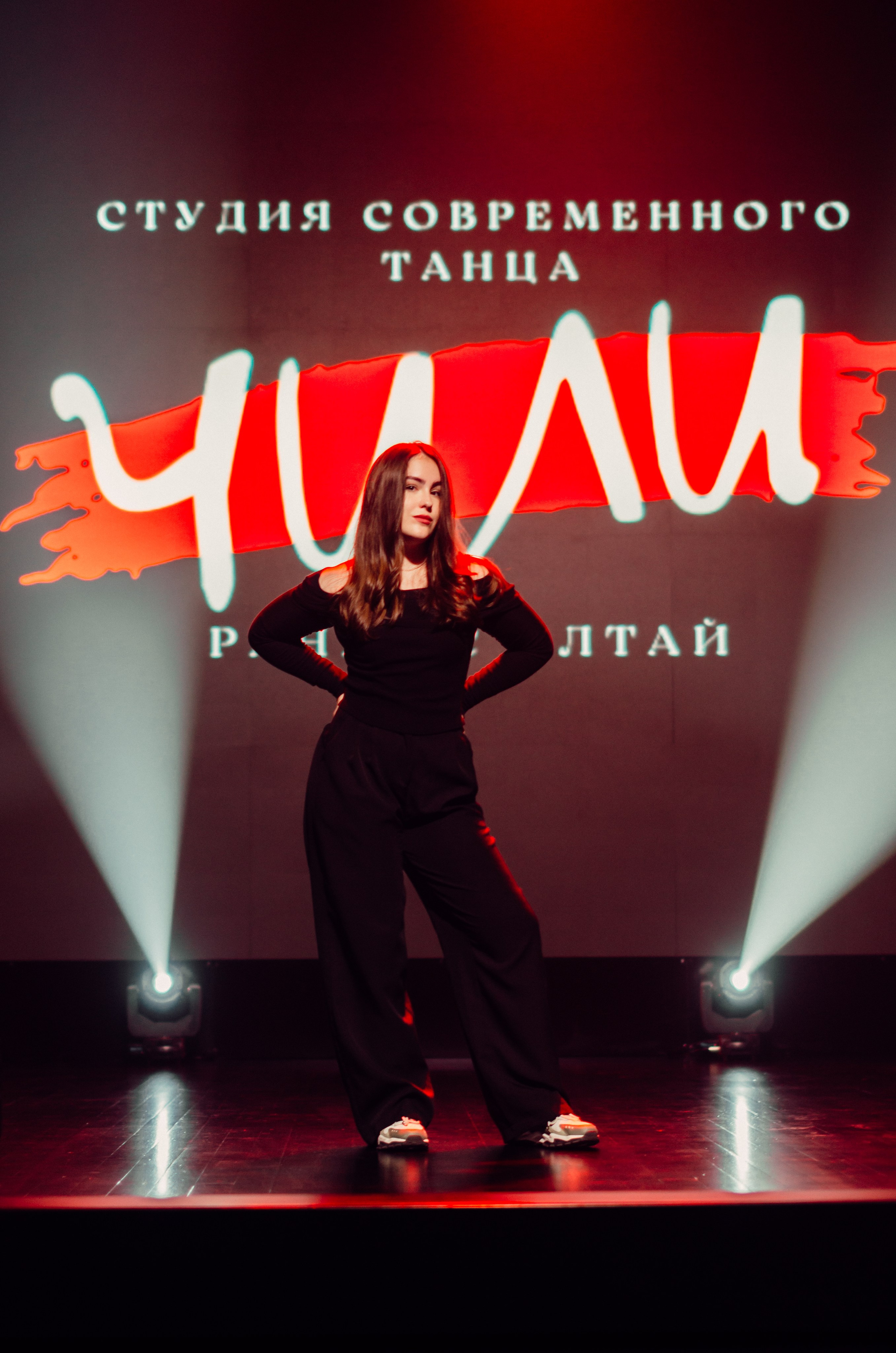 Групповая фотосъемка танцевального коллектива. Денисова Аля — фотограф для парных съемок и индивидуальных историй в Барнауле