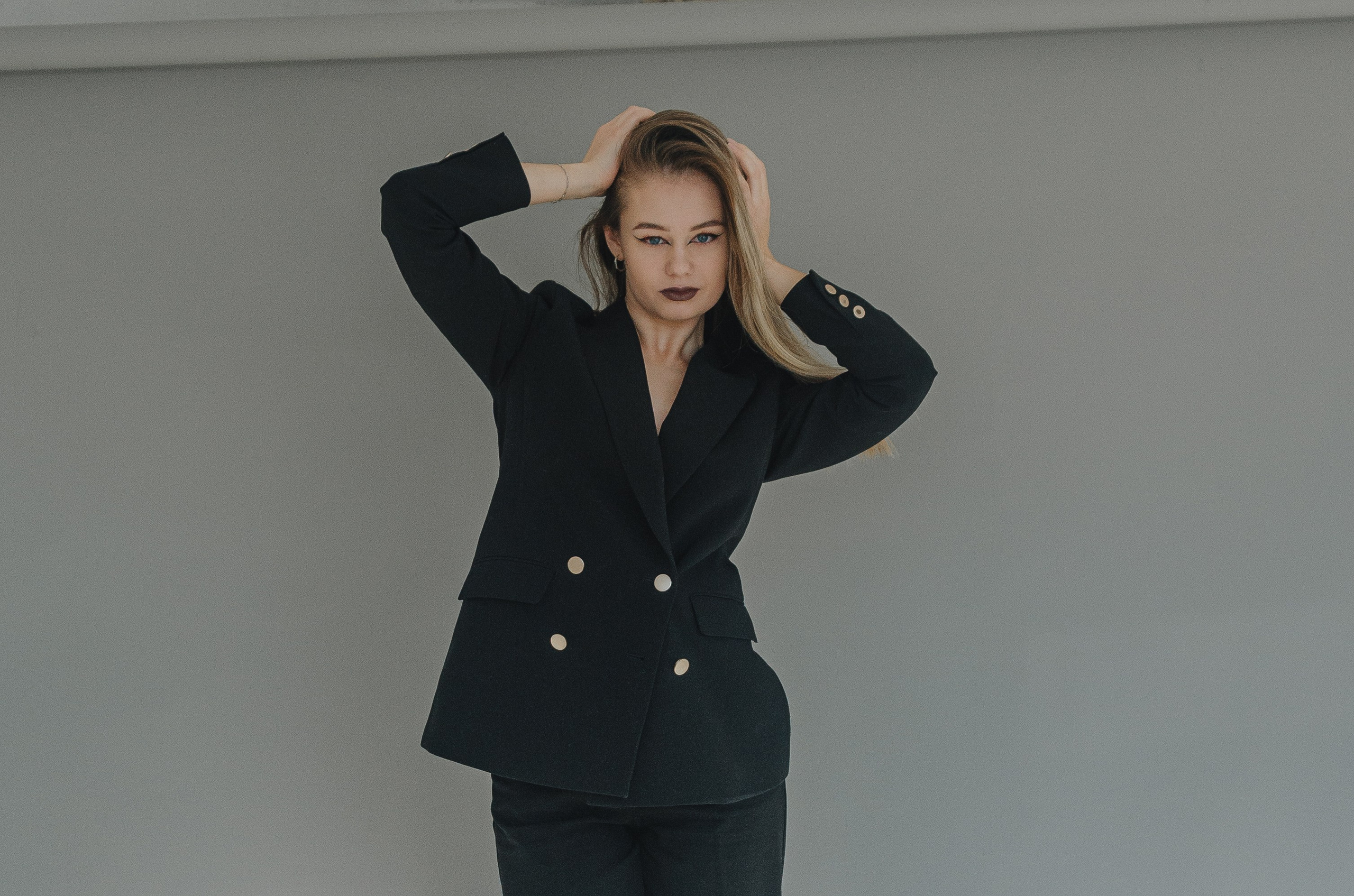 Женская фотосессия в стиле минимализм. Денисова Аля — фотограф для парных съемок и индивидуальных историй в Барнауле