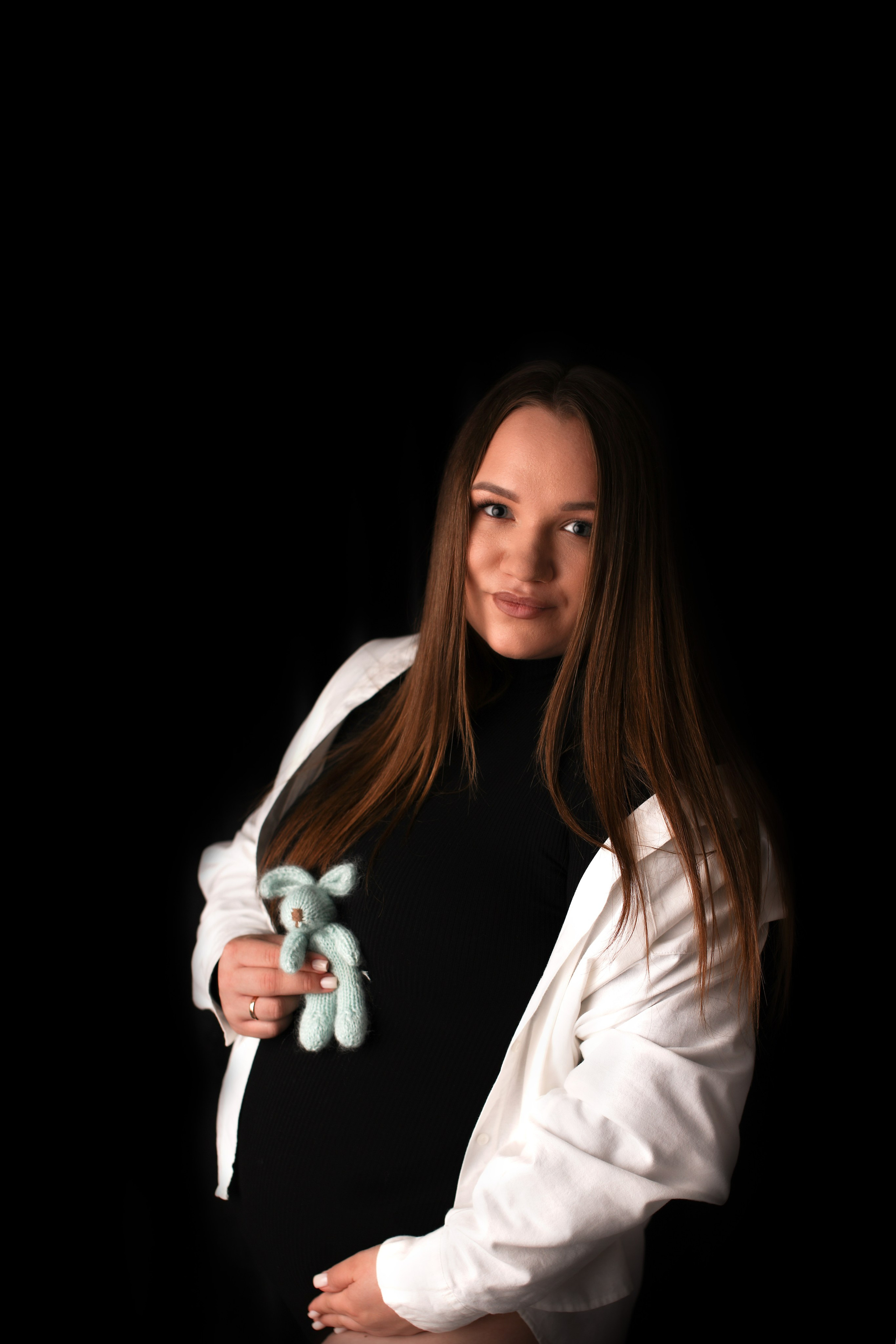 фотография беременной девушки на черном фоне