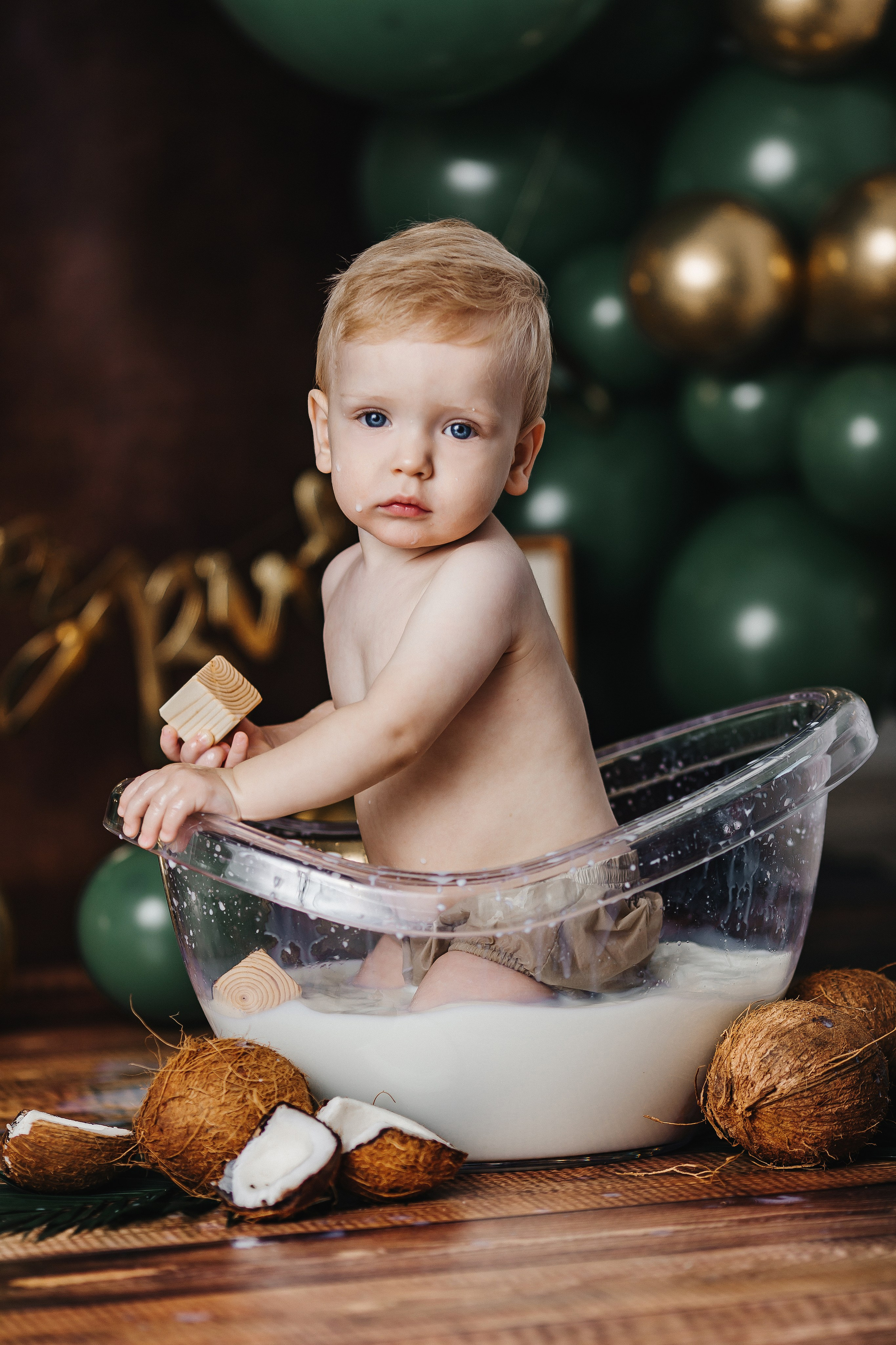 <img src="ml.jpg" alt="Молочная ванна для мальчика на годик. Фотосессия для детей. Фотостудия в Ульяновске. Стиль сафаи. Кокосы.">