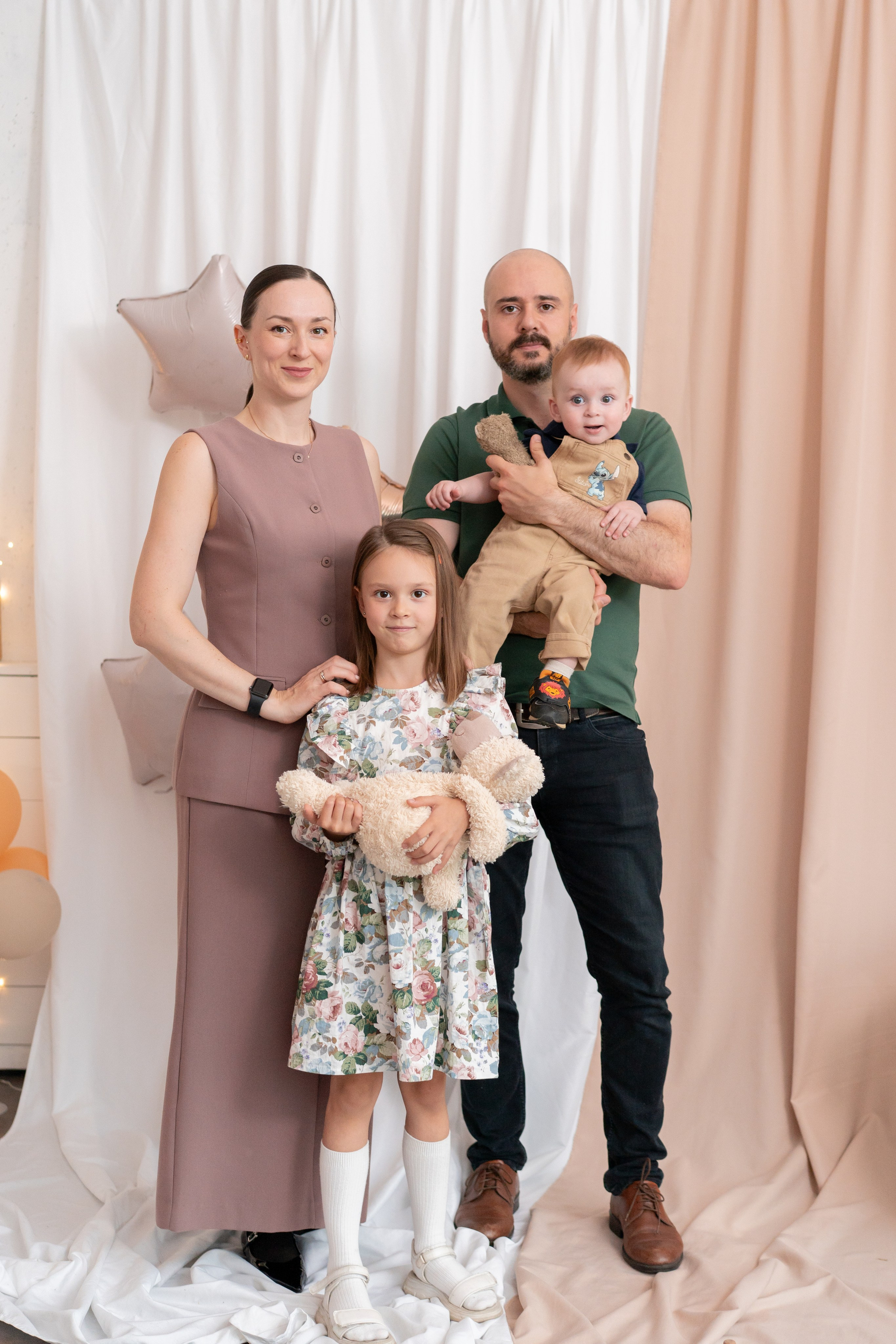 Петр и Алла с мамой и папой!. Детская, семейная фотостудия в Санкт-Петербурге