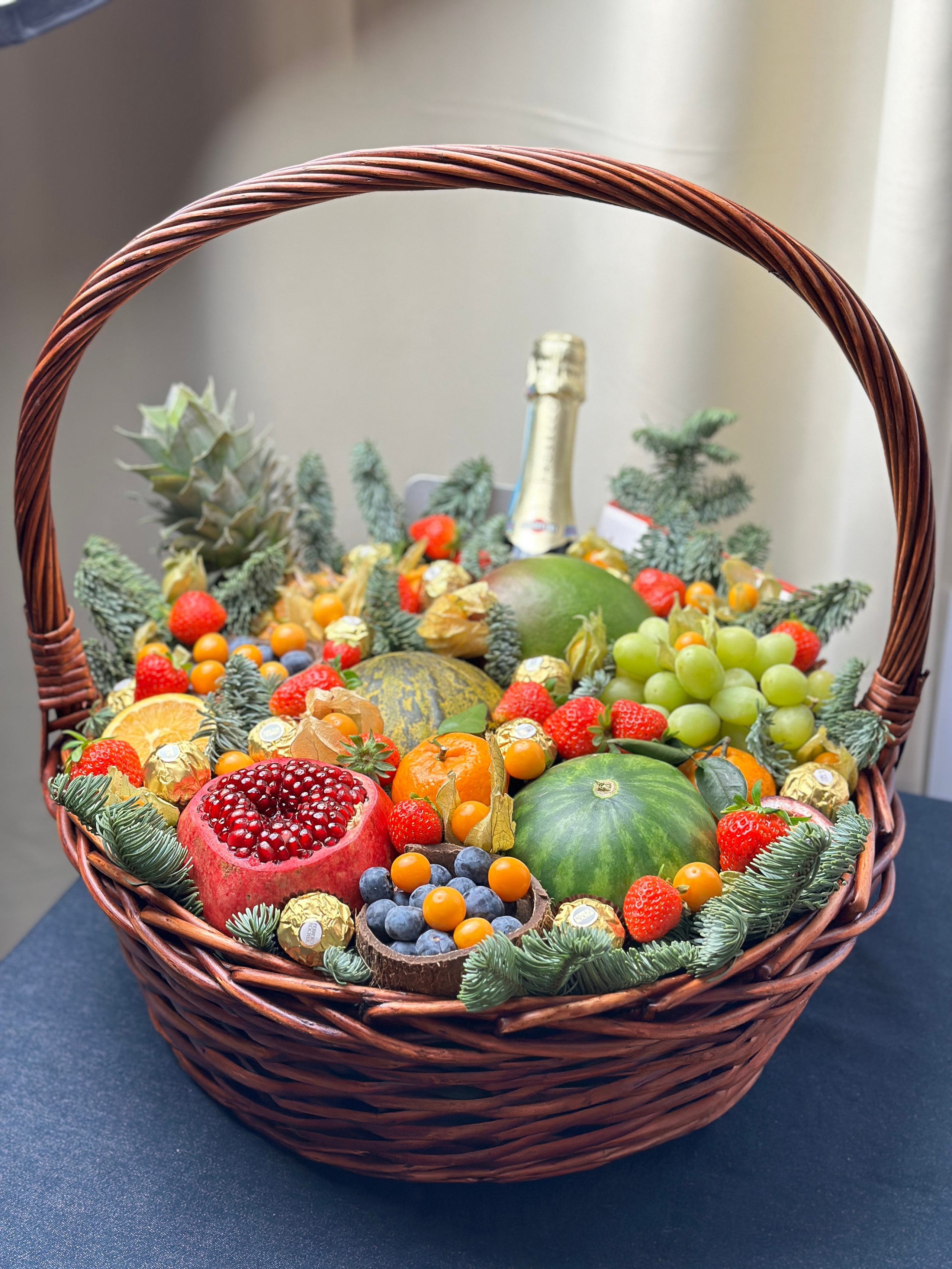 Корзины. Выездной кейтеринг, съедобные букеты, торты и сладости на заказ