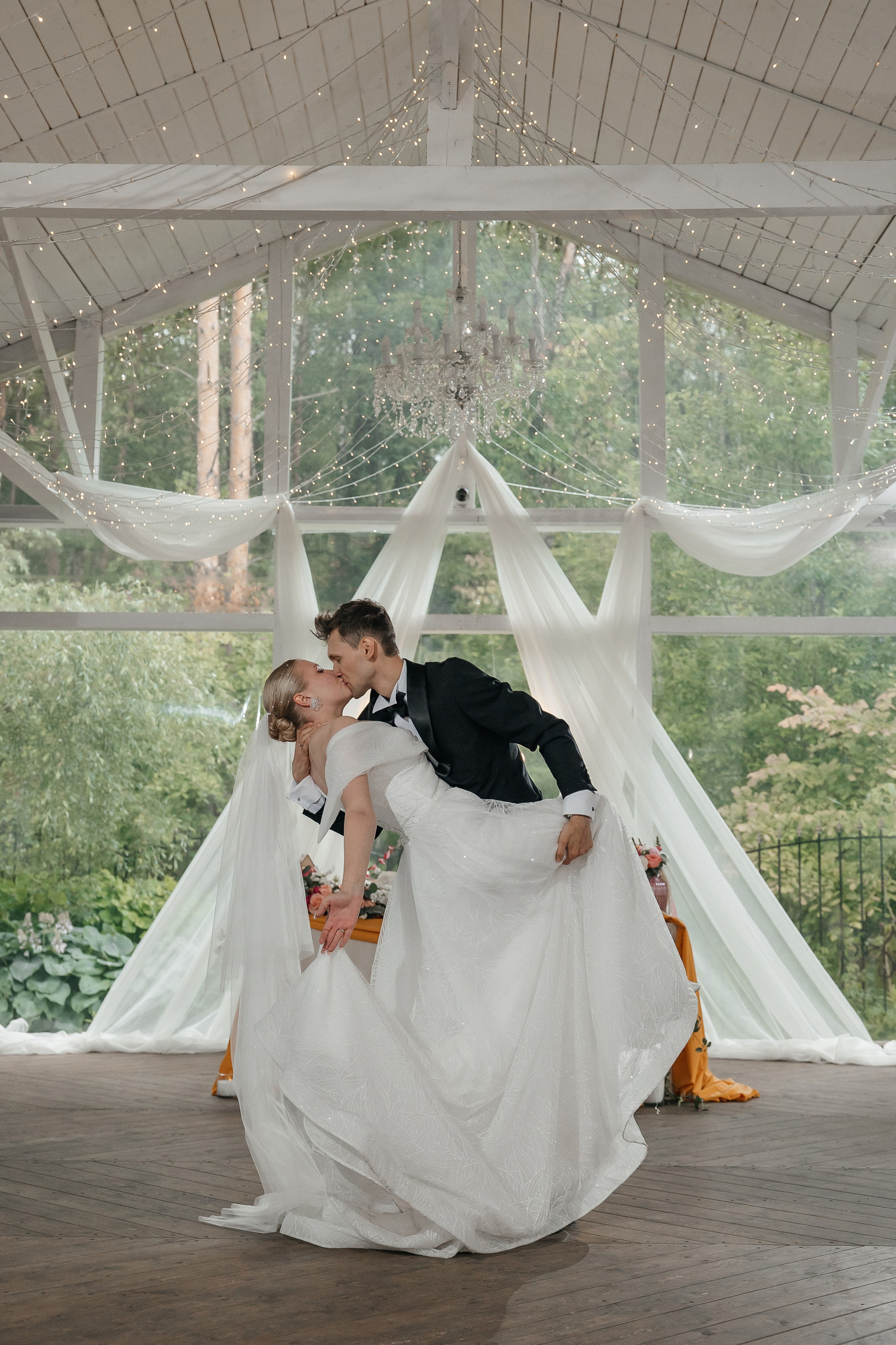 свадебный танец на&nbsp;площадке House for Wedding «Дом у&nbsp;озера»