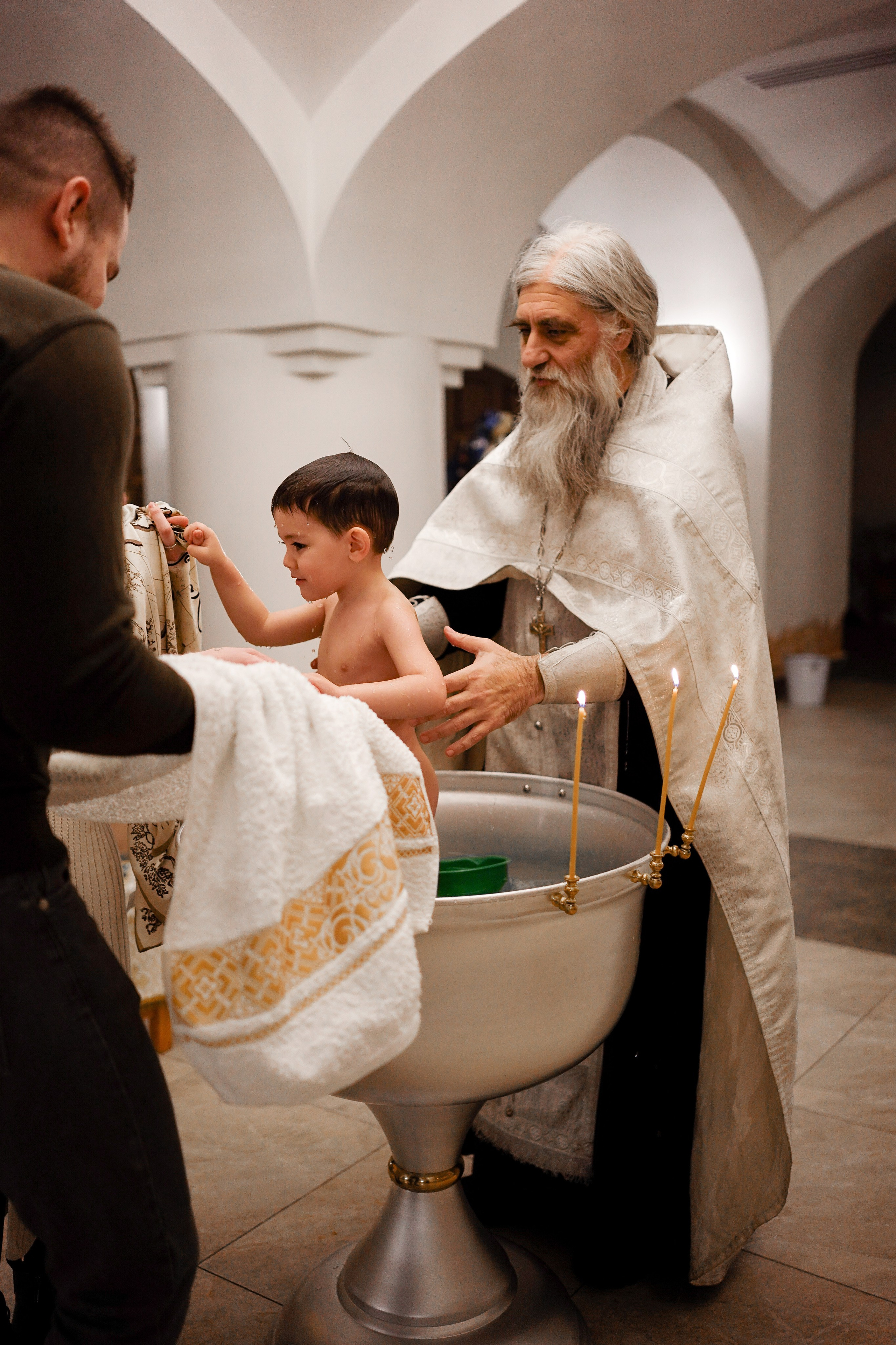Таинство Крещения в храме Живоначальной Троицы в Троицке. Семейный и детский фотограф в Москве Екатерина Офицерова