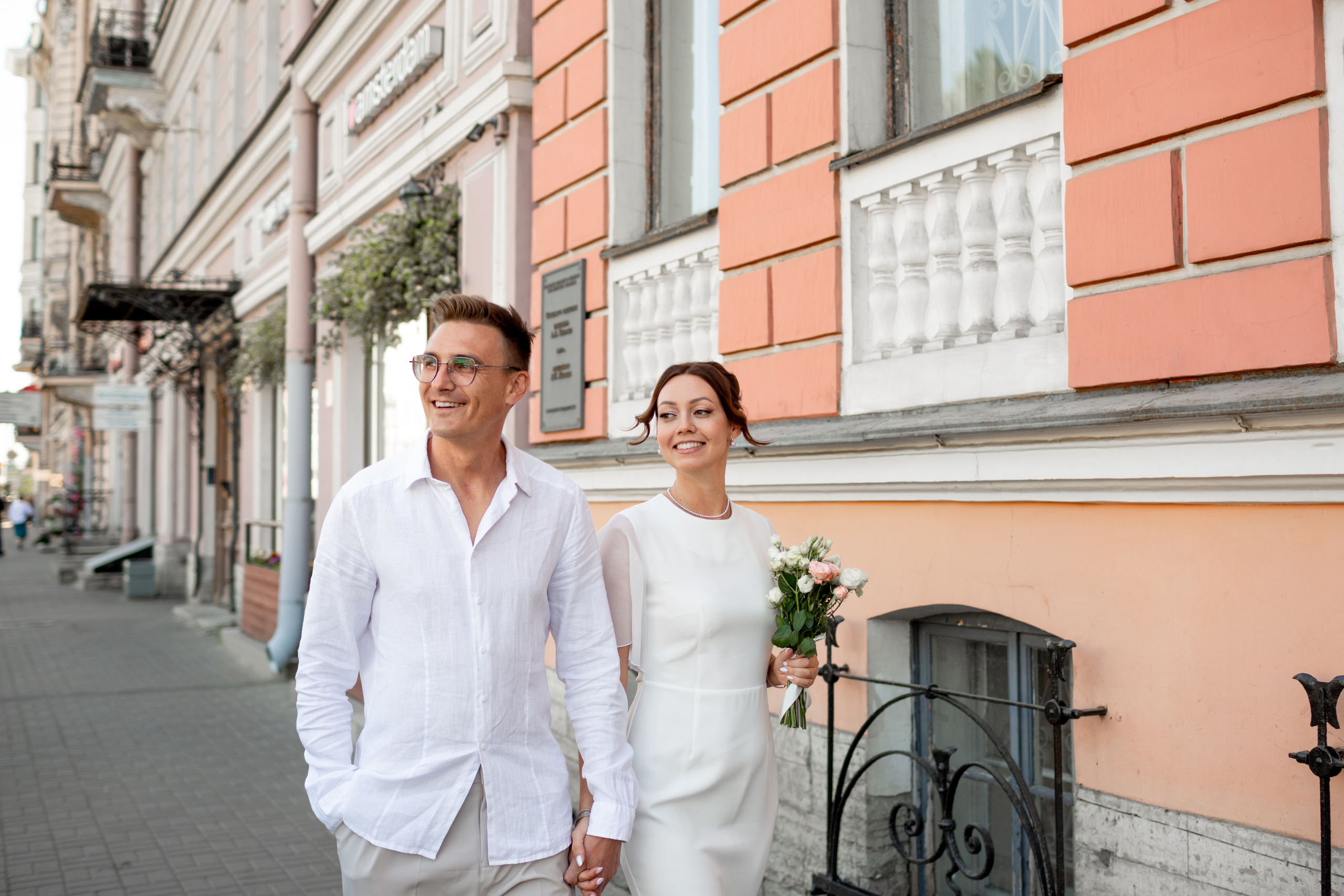 пара на прогулке после регистрации, центр Санкт-Петербурга