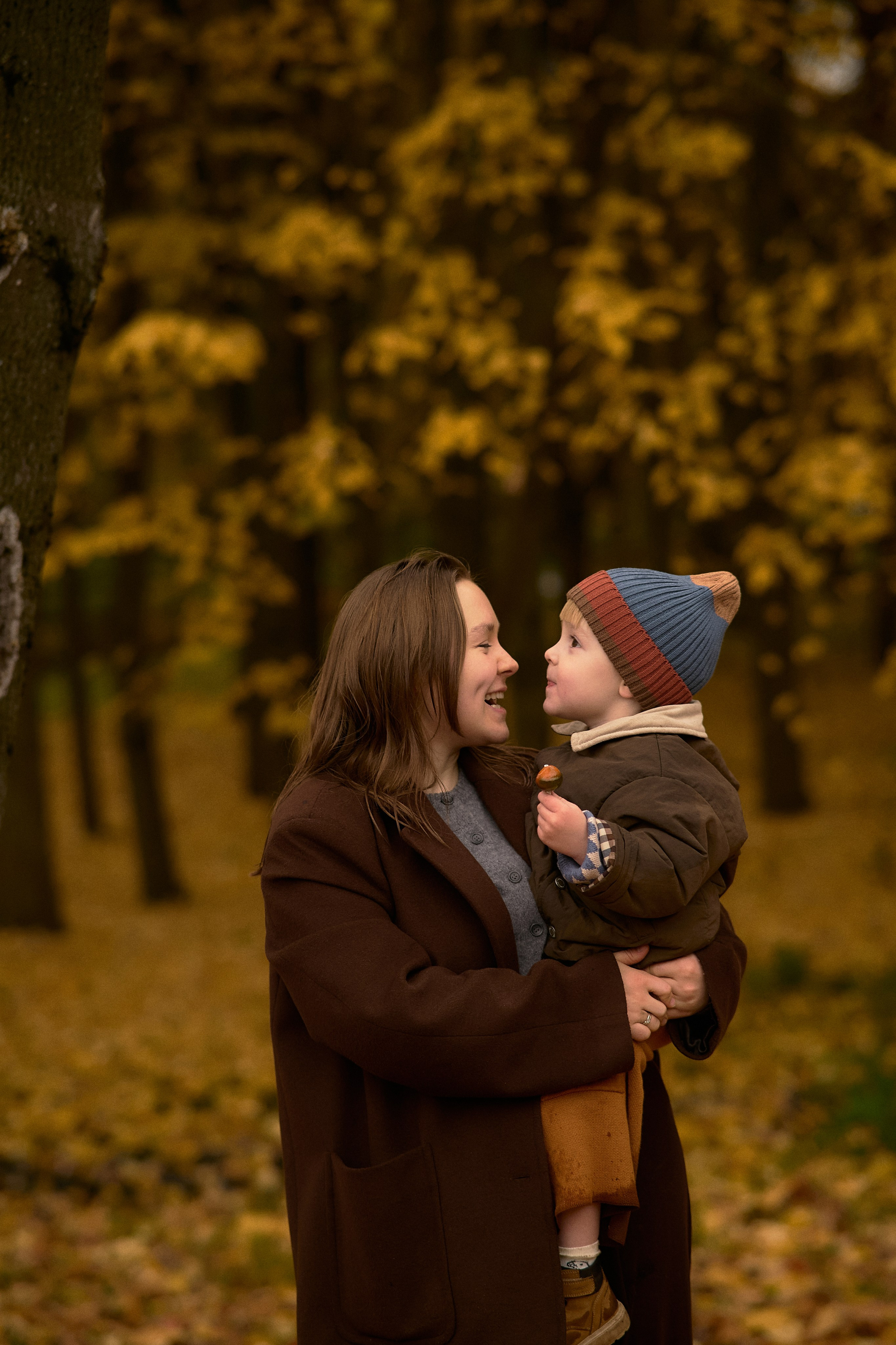 Света и Илюша под дождём. Семейный и свадебный lifestyle-фотограф в Москве Мария Петрова