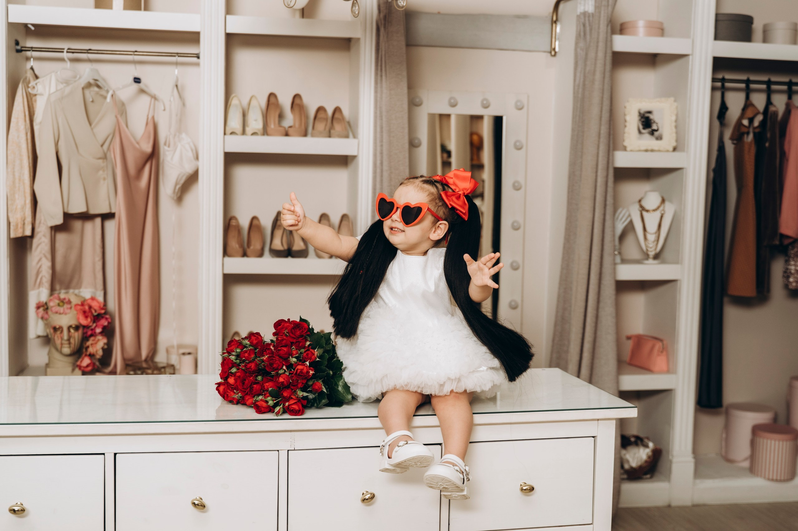 Детская фотосессия в студии, девочка с тортиком