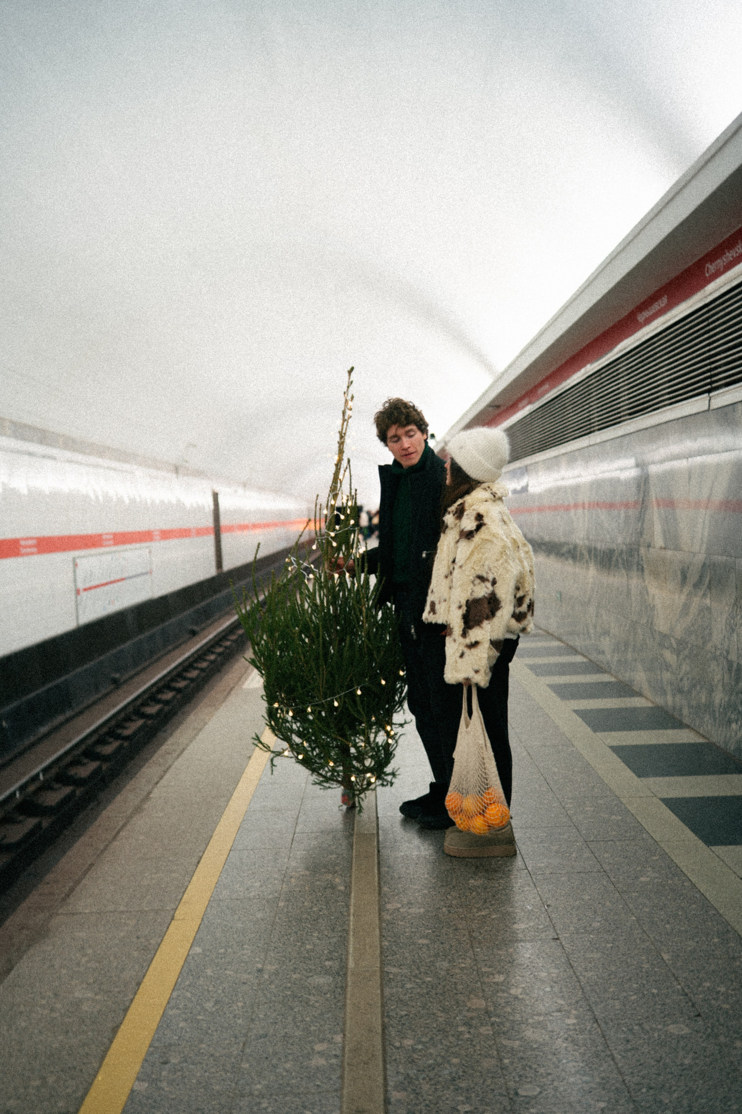 НОВОГОДНЯЯ ПРОГУЛКА ПАРЫ ПО ЧЕРНЫШЕВСКОЙ ПЕРЕД НОВЫМ ГОДОМ. Профессиональный фотограф, Санкт-Петербург — Виктория Богомолова