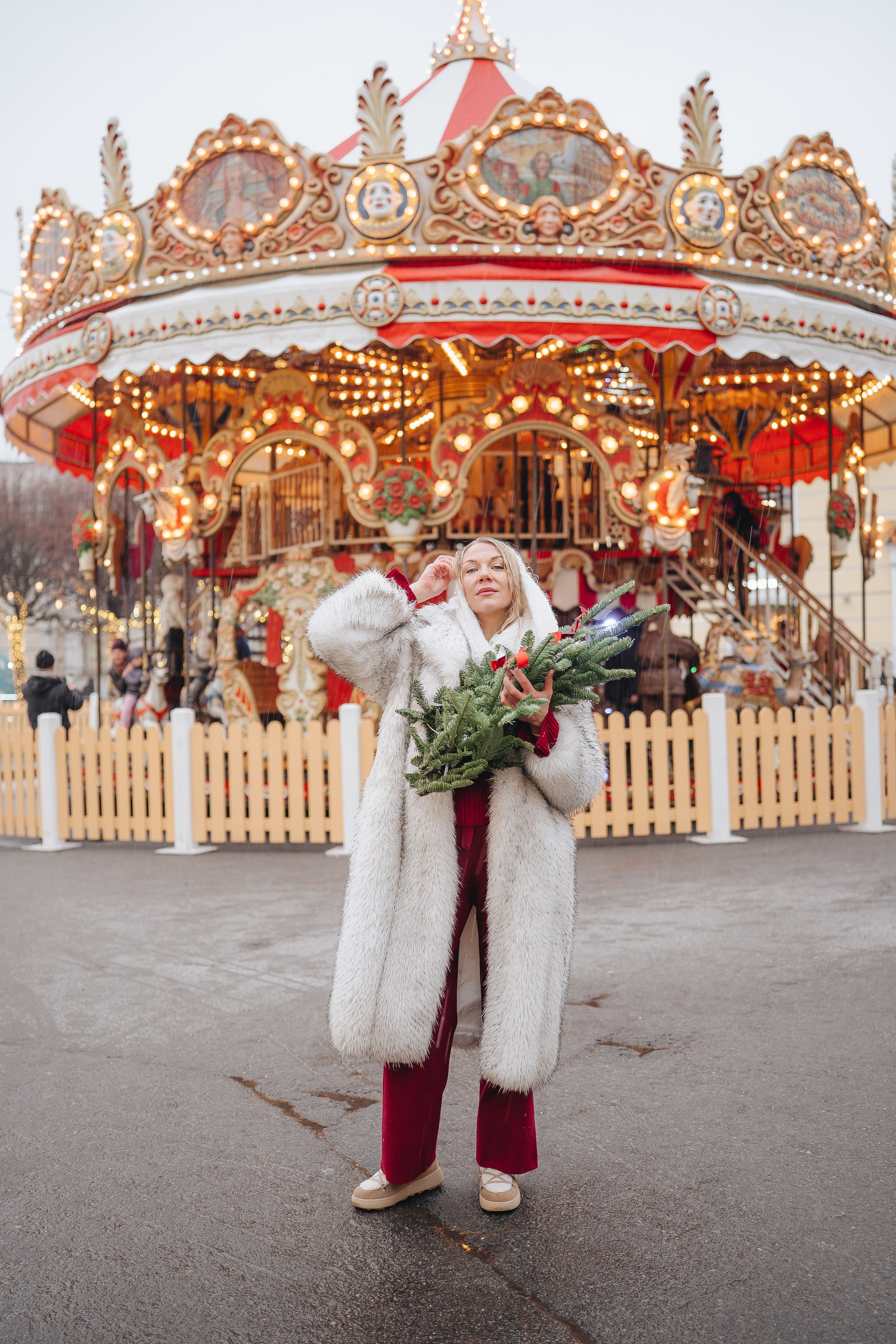 ПРОГУЛКА НА МАНЕЖНОЙ ПЛОЩАДИ ДЛЯ ДЕВУШКИ ПЕРЕД НОВЫМ ГОДОМ (НОВОГОДНЯЯ ФОТОСЕССИИЯ НА МАНЕЖНОЙ ПЛОЩАДИ). Профессиональный фотограф, Санкт-Петербург — Виктория Богомолова