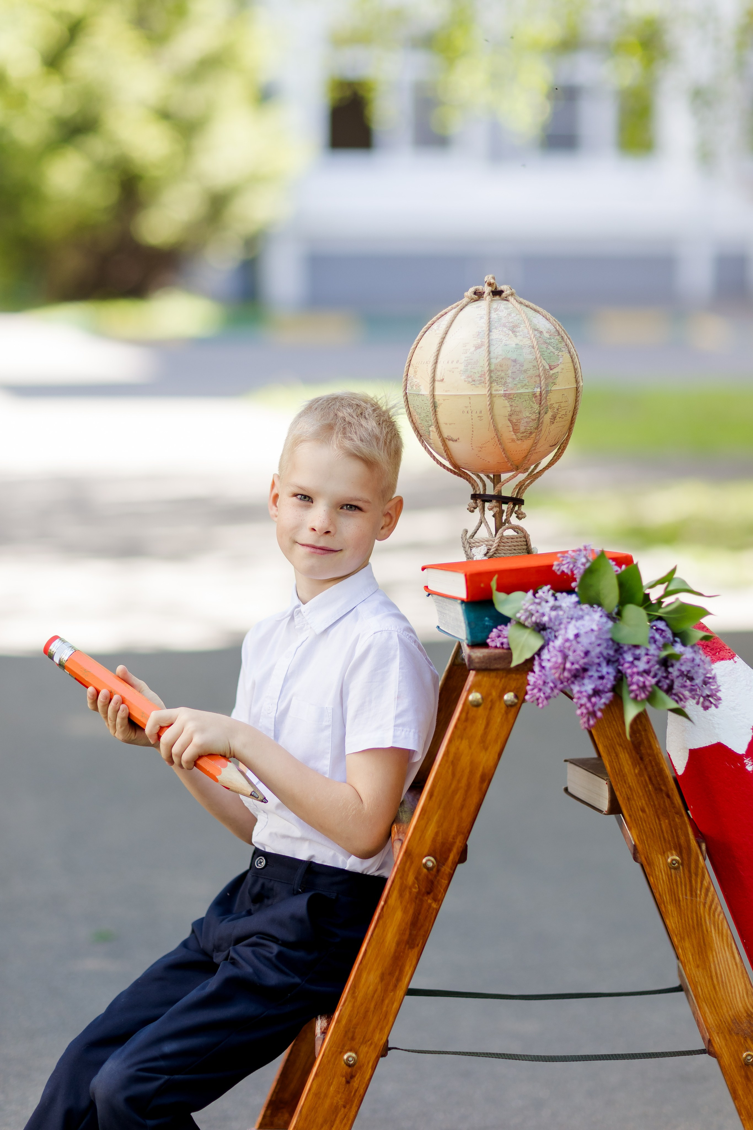 Портрет мальчика на улице с книгой