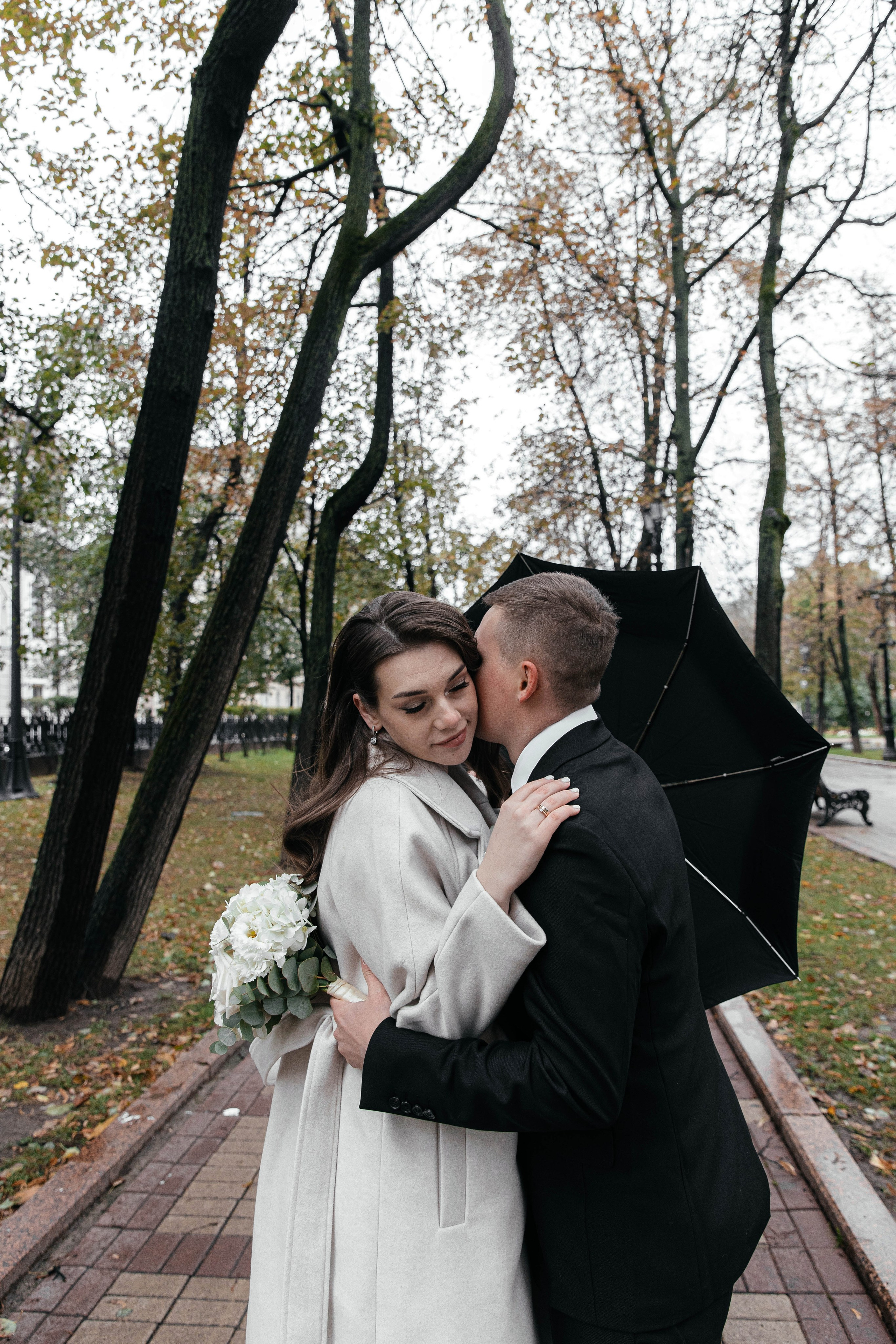 Прогулка под дождём. Свадебный фотограф в Москве