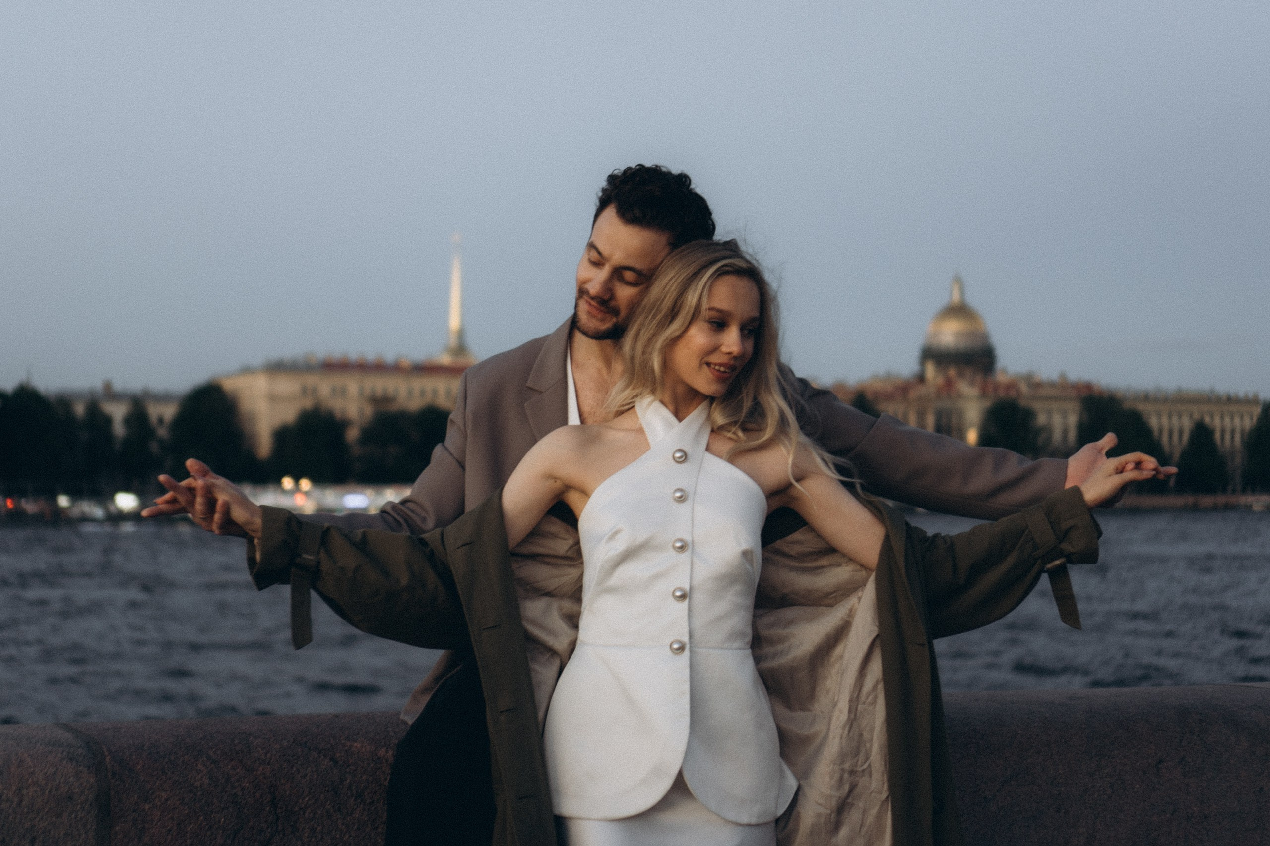СВАДЕБНАЯ СЬЕМКА ПАРЫ НА РАССВЕТЕ В БЕЛЫЕ НОЧИ И ПРОГУЛКА С РАЗВОДНЫМИ МОСТАМИ И ПИКНИК ВОЗЛЕ ИСАКИЕВСКОГО СОБОРА. Профессиональный фотограф, Санкт-Петербург — Виктория Богомолова