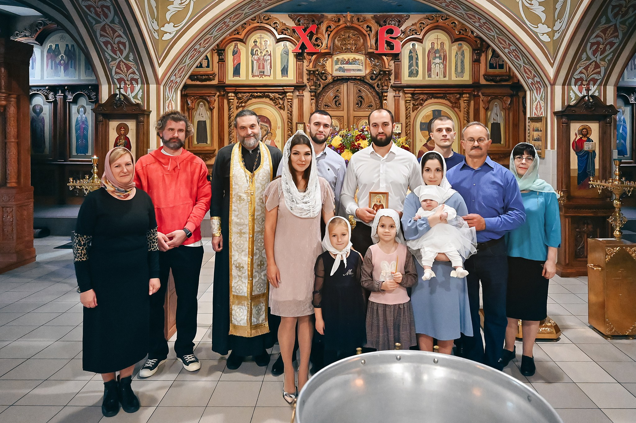 Фотография семьи в храме на таинстве крещения