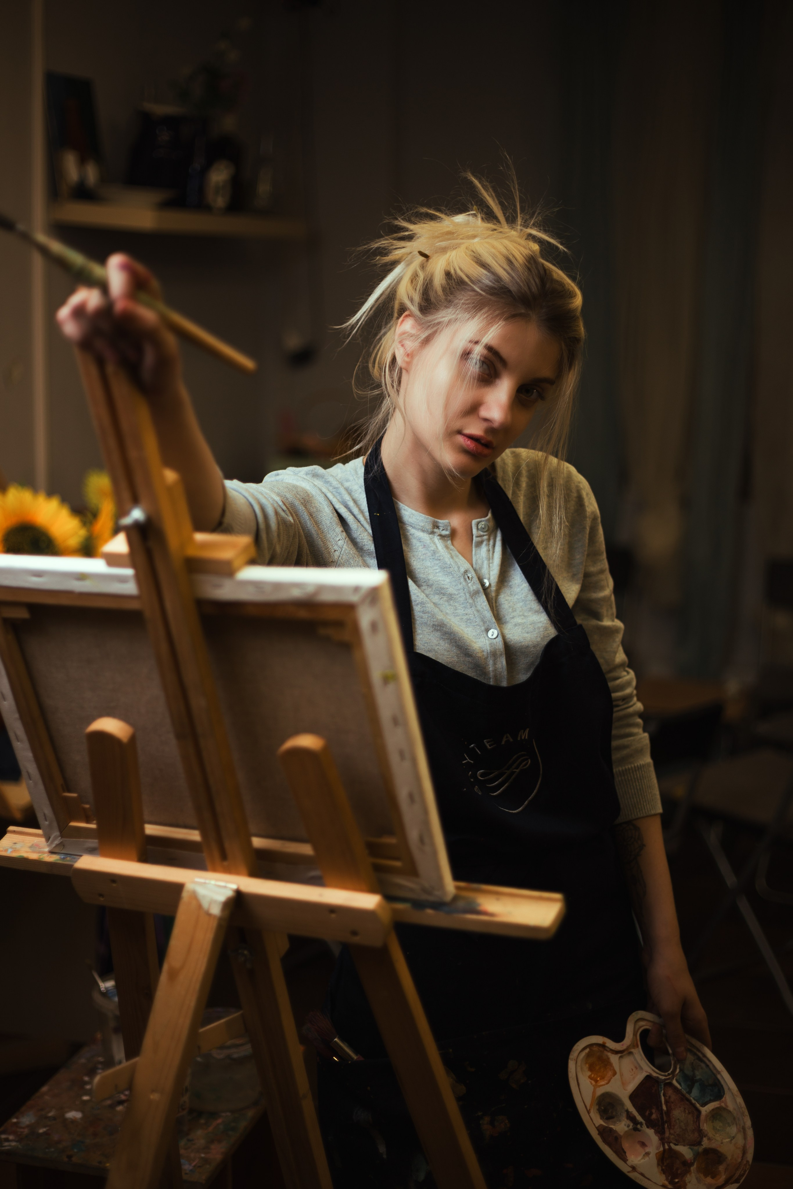 Погрузитесь в мир искусства: девушка рисует в студии, окруженная красками и кистями. Эмоциональные и вдохновляющие моменты, запечатленные в фотографиях. Откройте для себя атмосферу творчества и искусства в нашем альбоме 'Художественная атмосфера'. Девушка, Красивая дувушка, Красотка, Хужожесвенная, Художественная сутдия, Мальберт, Рисование, Краски, Фотосессия, Блоднинка, Творческая, Студия, Чудеево, Кофе, Кисти, Акверель, Портрет, Картина, Исскуство, Позирование, 