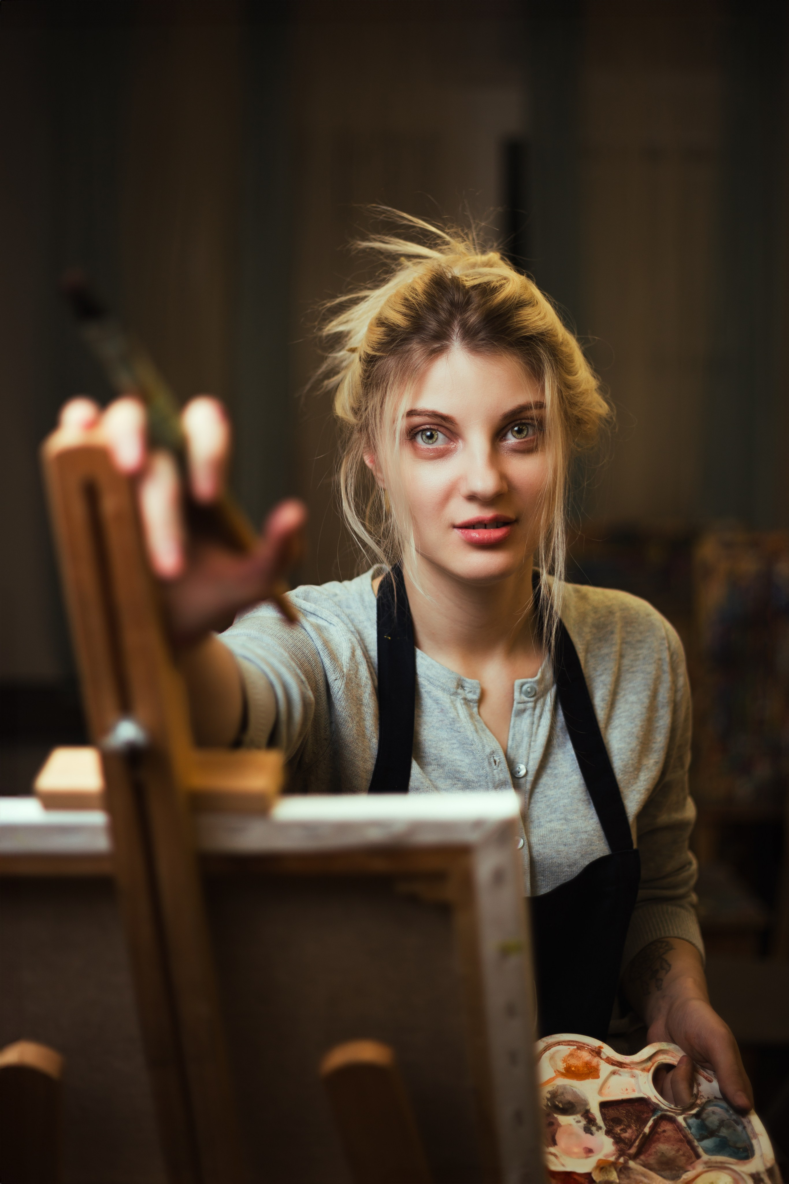 Погрузитесь в мир искусства: девушка рисует в студии, окруженная красками и кистями. Эмоциональные и вдохновляющие моменты, запечатленные в фотографиях. Откройте для себя атмосферу творчества и искусства в нашем альбоме 'Художественная атмосфера'. Девушка, Красивая дувушка, Красотка, Хужожесвенная, Художественная сутдия, Мальберт, Рисование, Краски, Фотосессия, Блоднинка, Творческая, Студия, Чудеево, Кофе, Кисти, Акверель, Портрет, Картина, Исскуство, Позирование, 