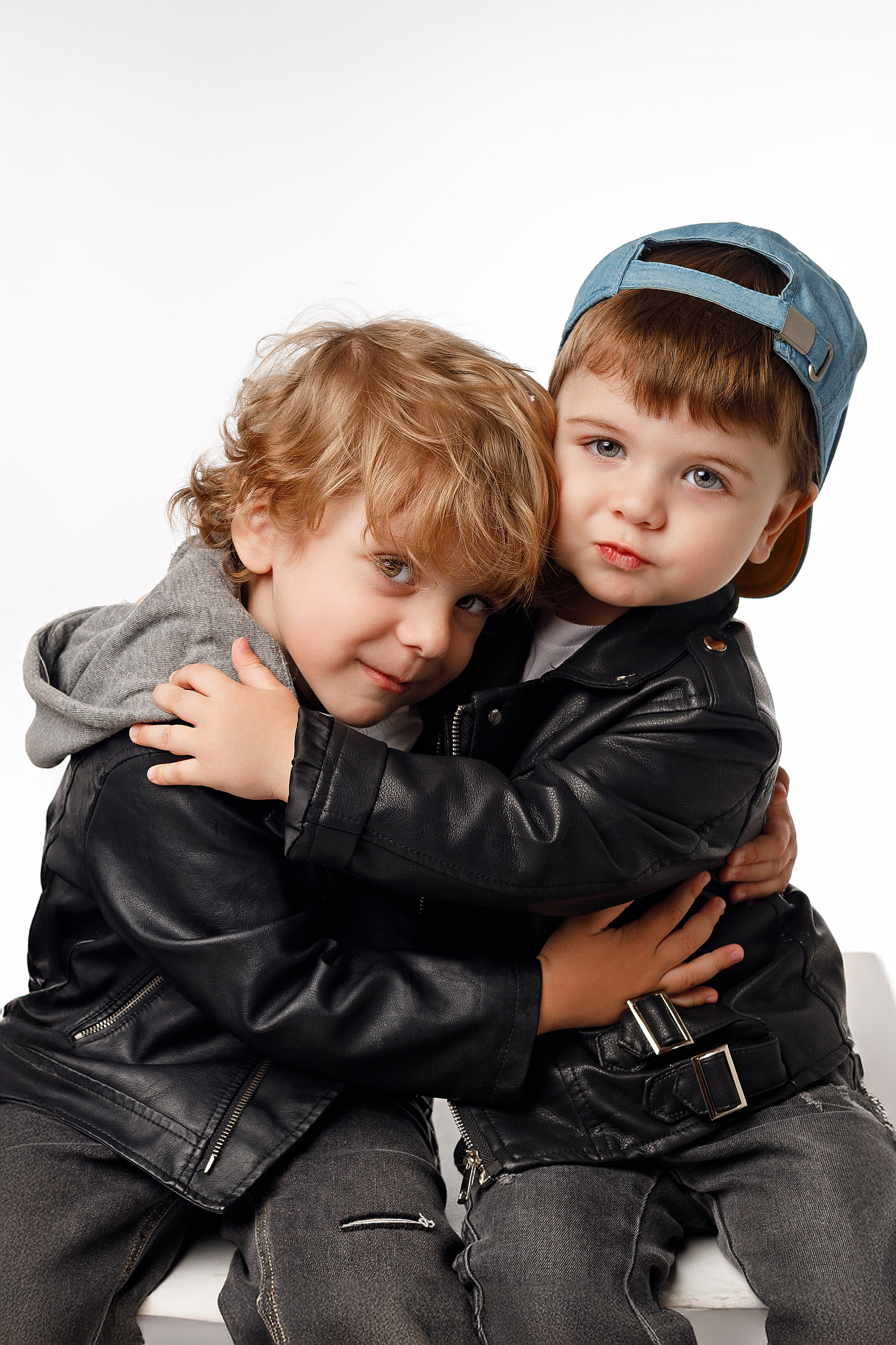 Фотосессия братьев в Сочи от детского фотографа. Детский студийный фотограф Сочи