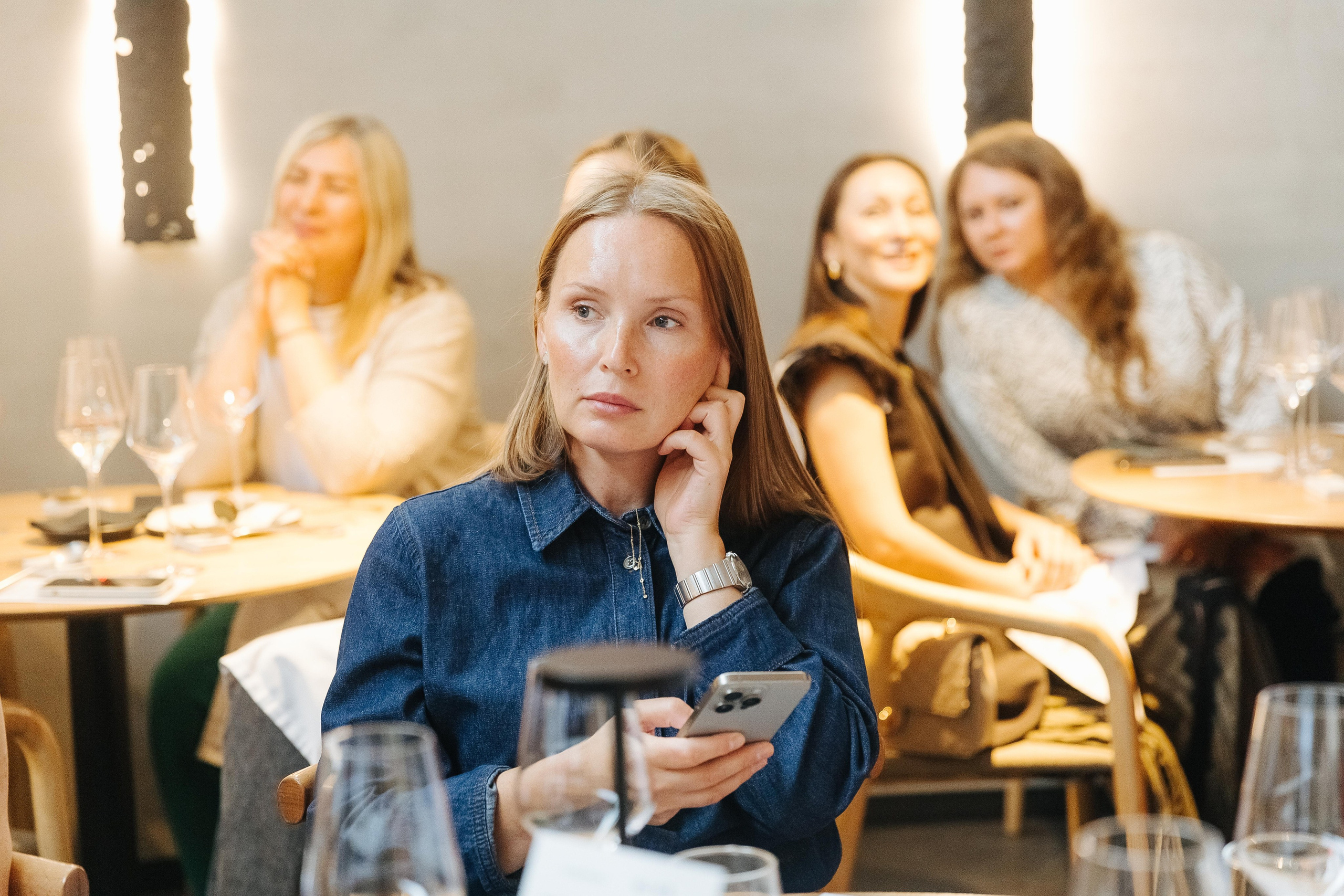 Презентация открытия магазина женской одежды GLVR в ресторане Fresco. Фотограф в Красноярске Надежда Воскресенская