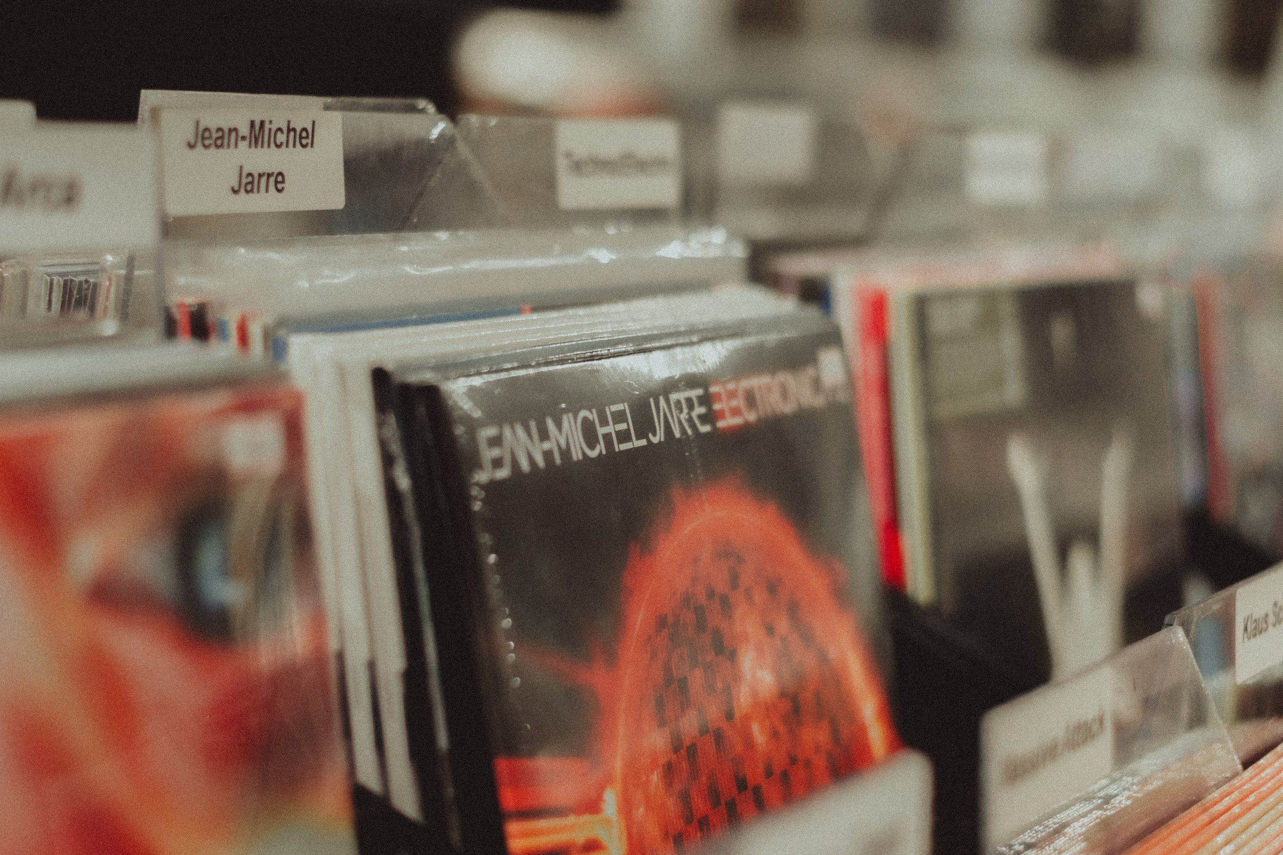 Парная ретро фотосессия в магазине с виниловыми пластинками