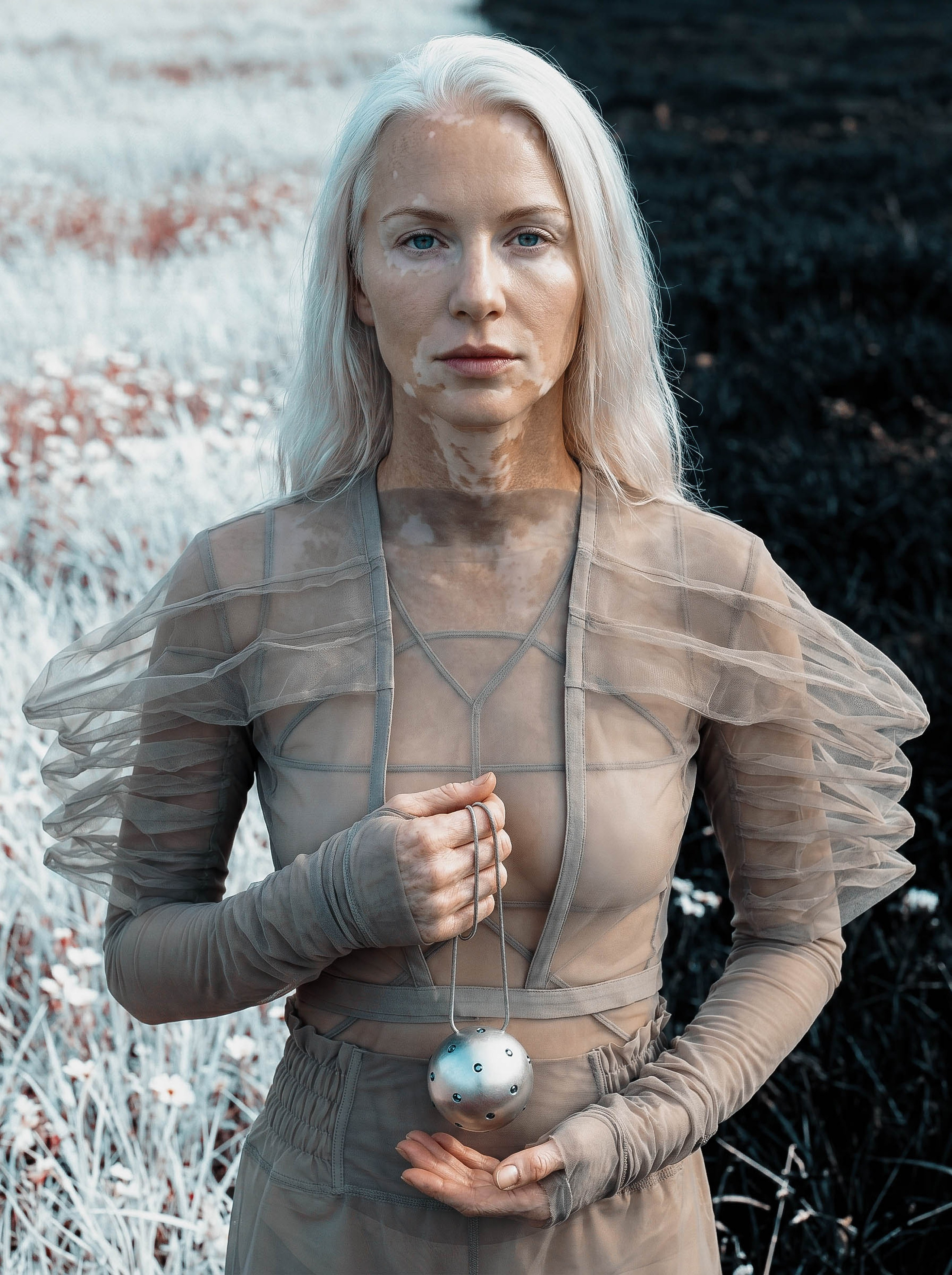 AI-генерация фотографии для бренда Rick Owens с подиумным настроением, резким светом и акцентом на необычный силуэт одежды. Такой визуал помогает представить модную коллекцию в современном и запоминающемся формате.