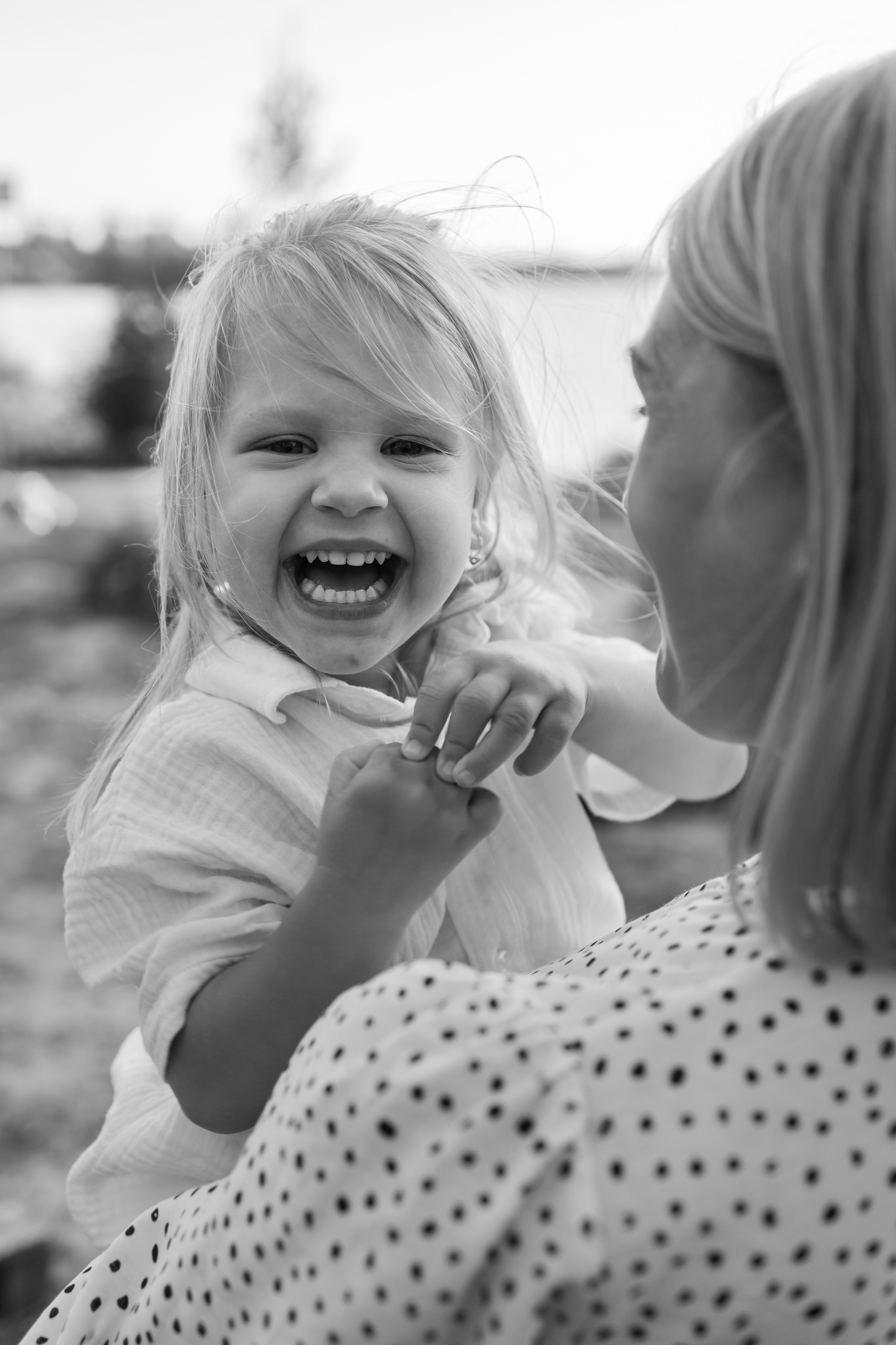 детские эмоции девочка смеётся на руках у мамы