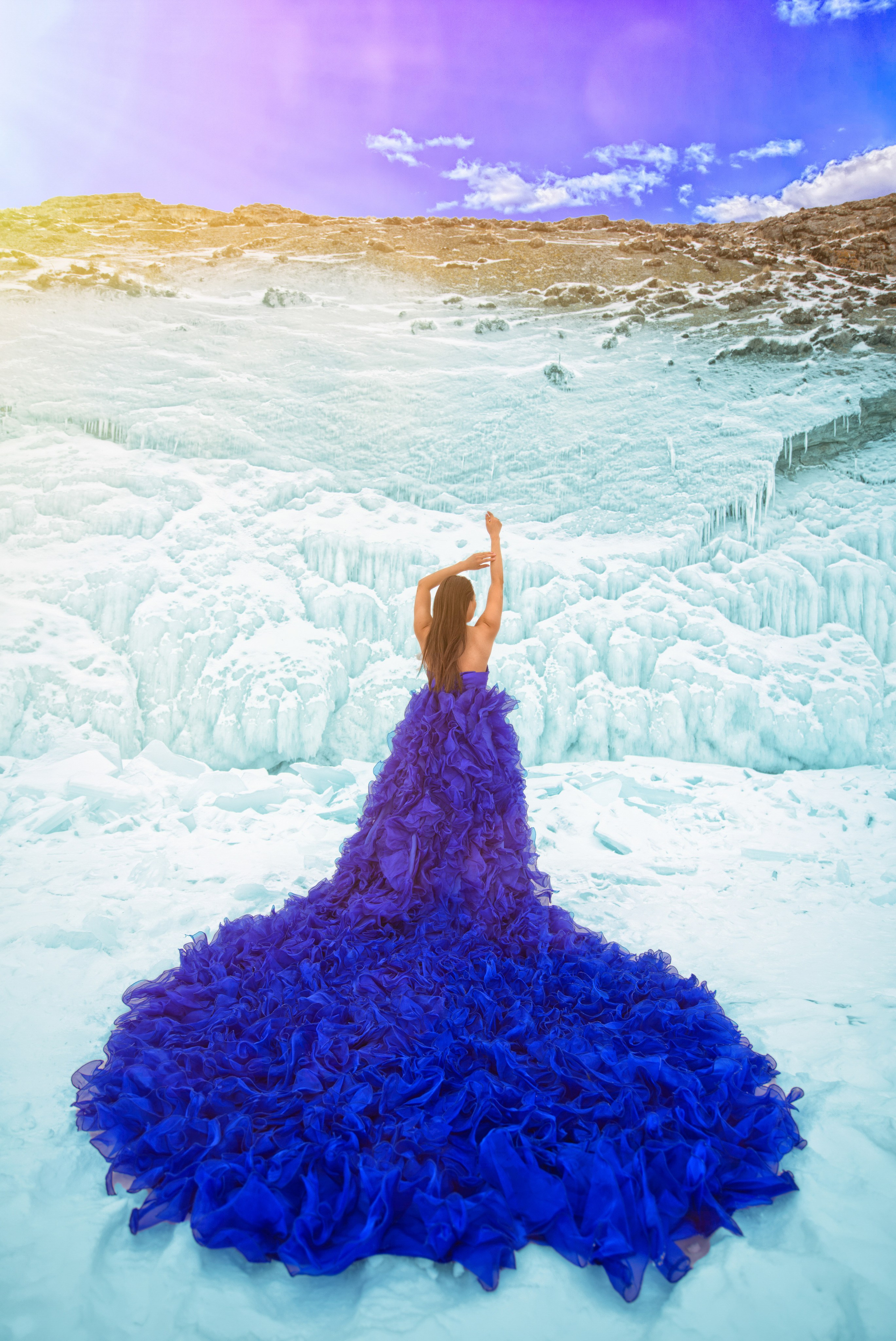 Платье со шлейфом синее на фотосессию на Байкале. Ольга Ли свадебный семейный фотограф Иркутск