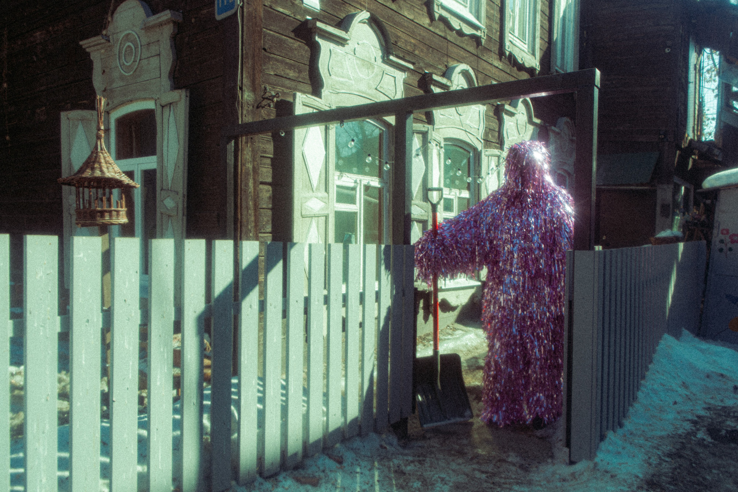 Современная fine art фотография, на которой изображен йетти в костюме из мишуры, живущий в деревянном доме. 