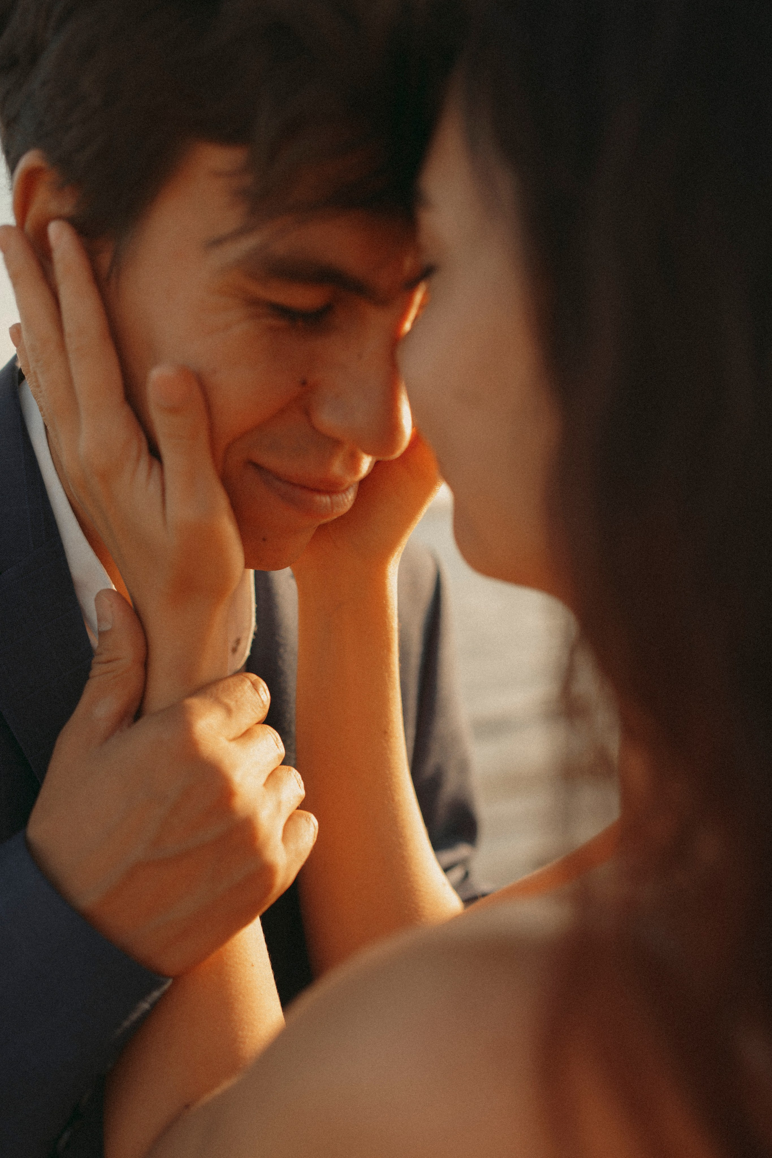 Love Story в свадебных нарядах на берегу реки. Портретный фотограф в Казани, Красной Поляне и Сочи Анна Кузнецова