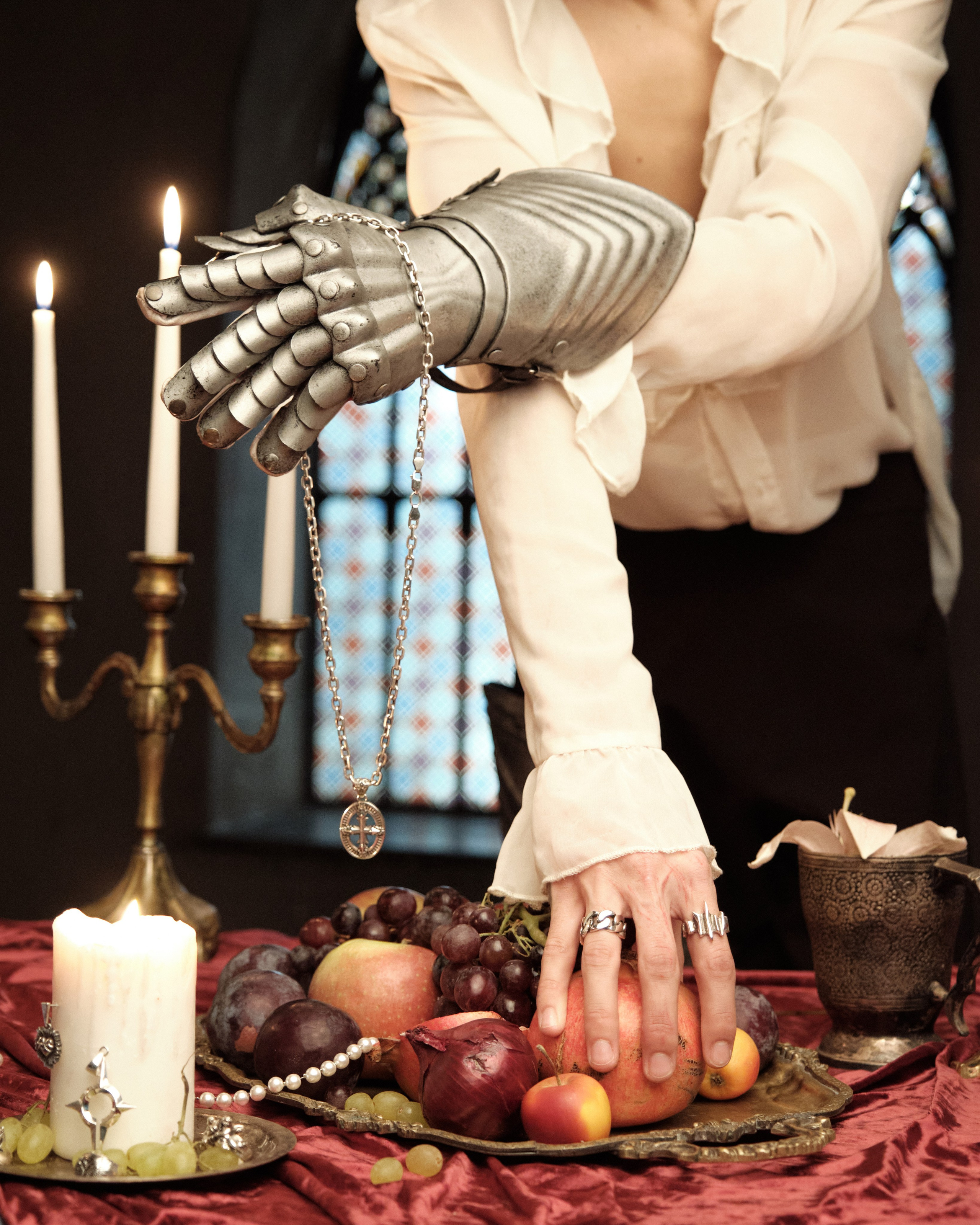 Knight for PRAY FOR MY SINS. Аксёнова Оля — сет-дизайнер, художник-постановщик, Москва