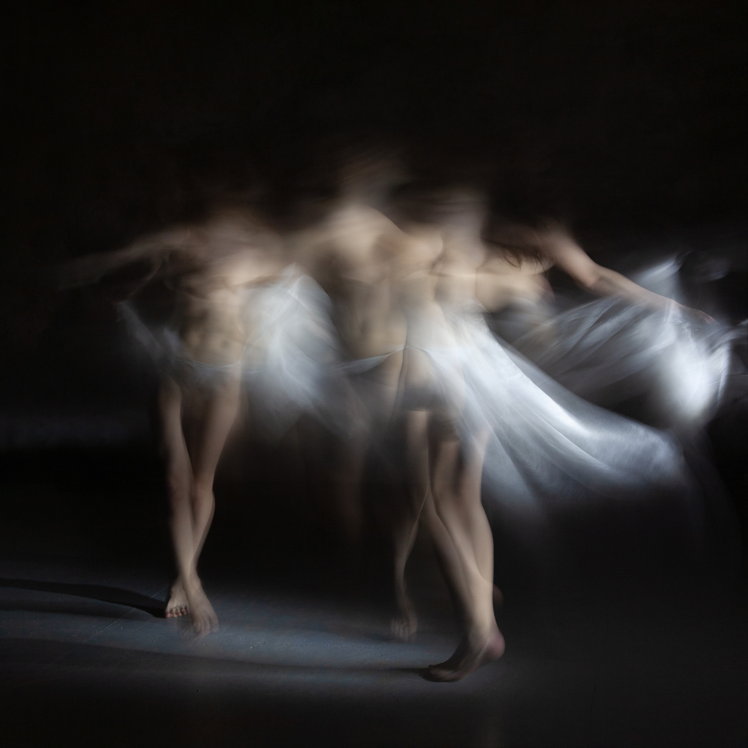 Мультиэкспозиция танцующей балерины в белом платье